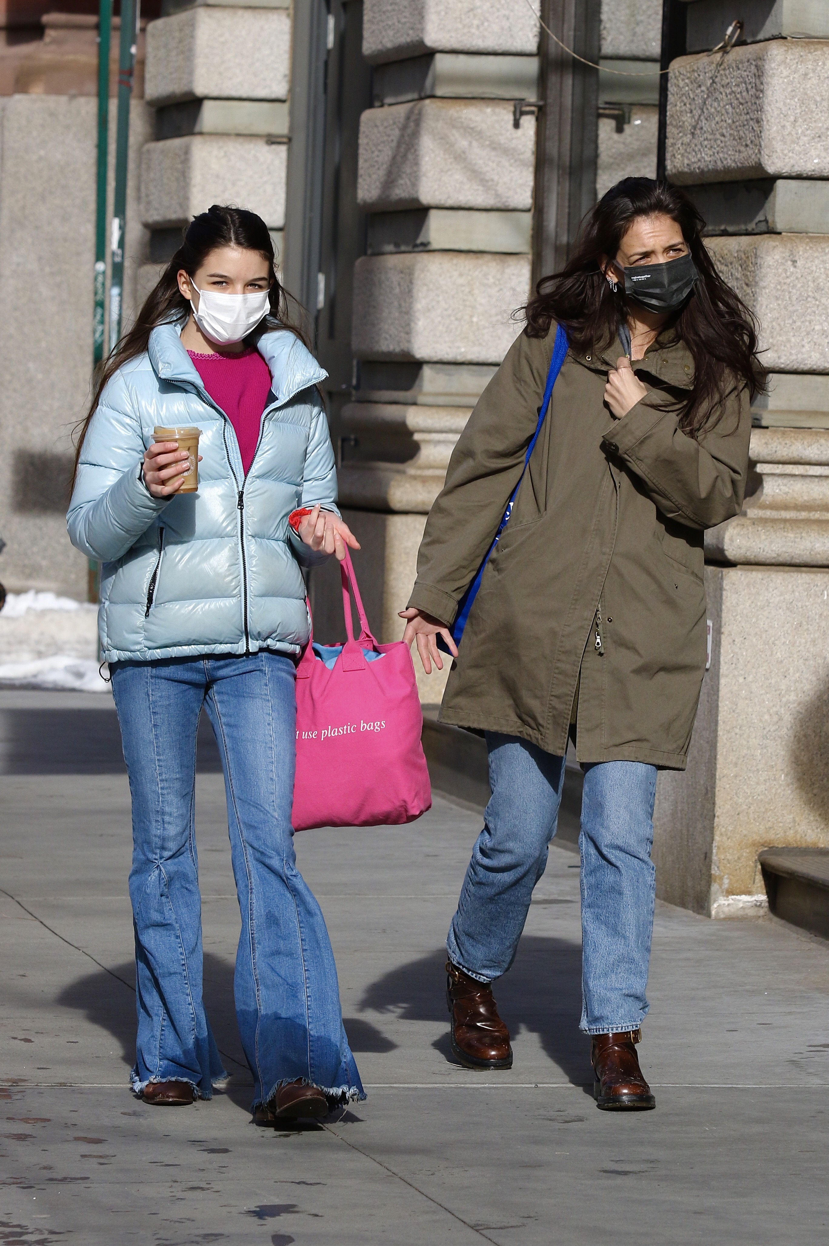 Katie Holmes et Suri Cruise vues le 6 février 2021 à New York | Source : Getty Images