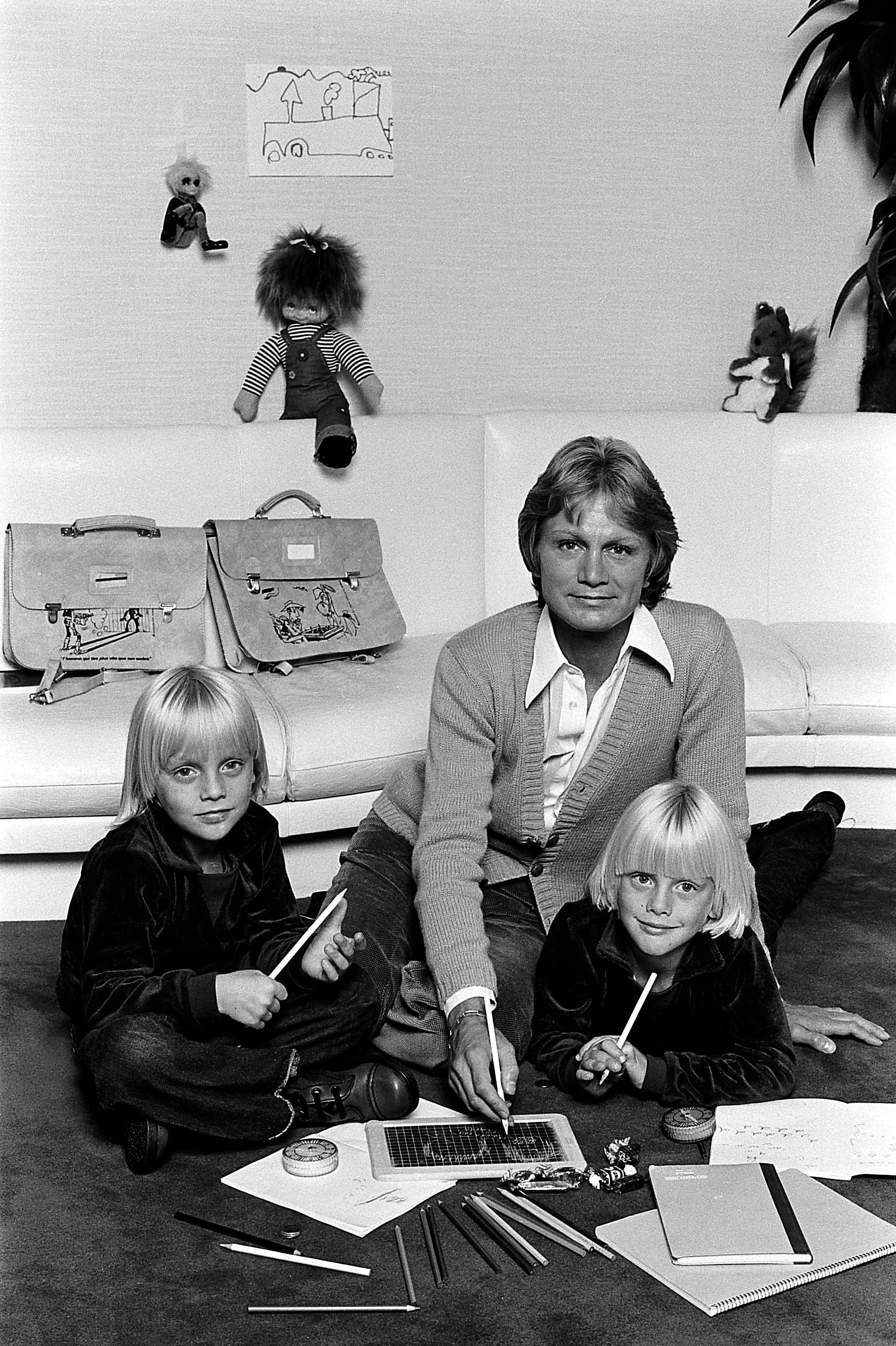 Le chanteur Claude François et ses fils Claude Jr et Marc| photo : Getty images 