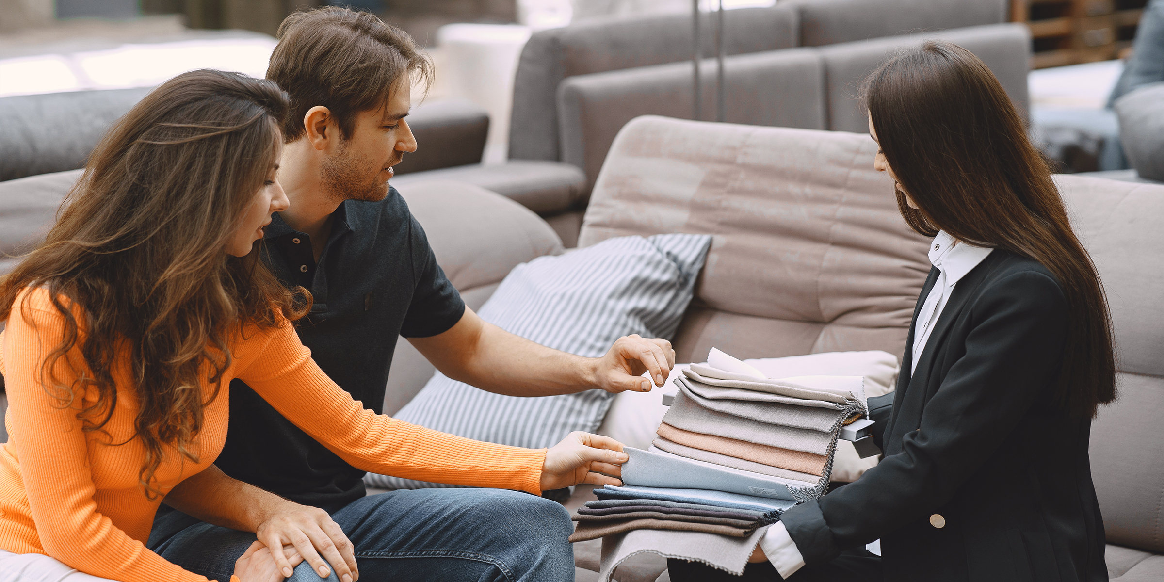 Un couple vérifie les échantillons de meubles | Source : Freepik.com/prostooleh