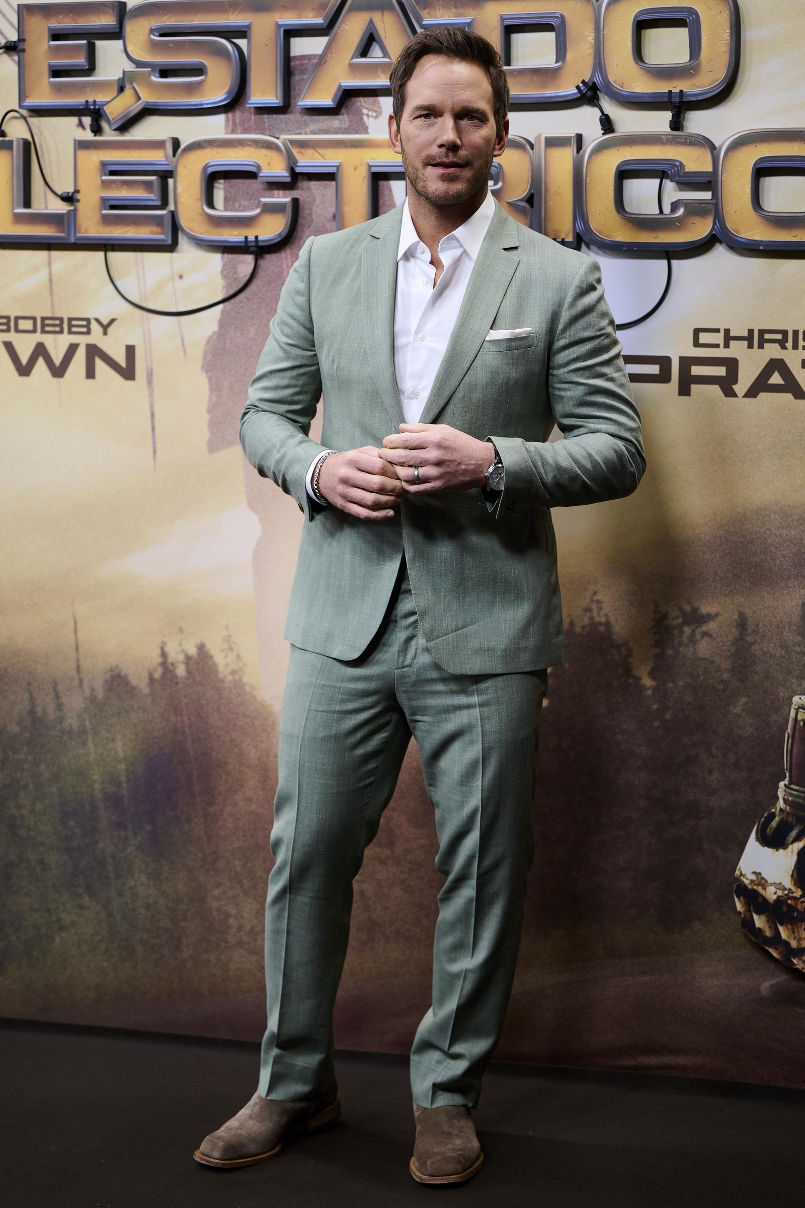 Chris Pratt pose pour des photos sur le tapis rouge lors de la première de « The Electric State ». | Source : Getty Images