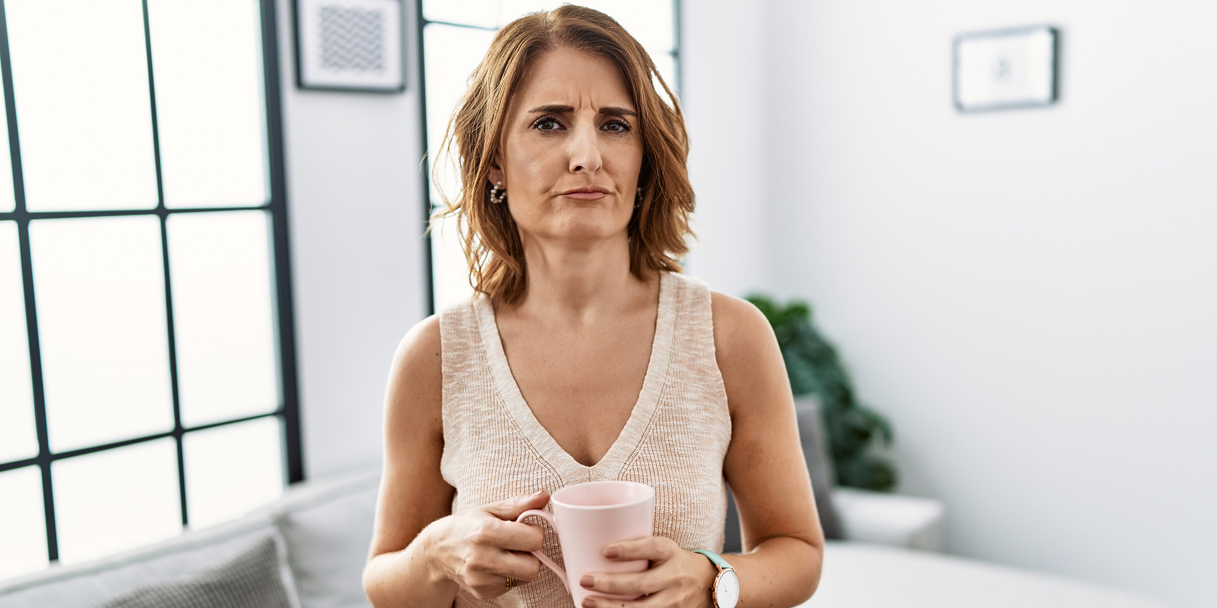 Une femme qui boit du café | Source : Shutterstock