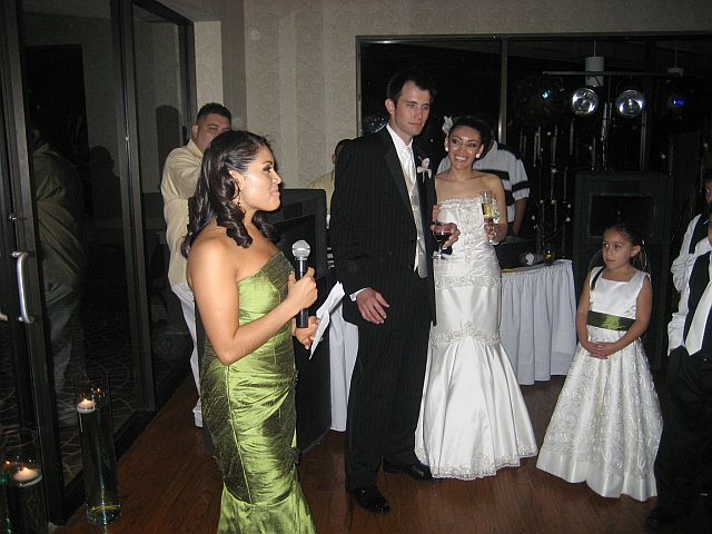Une femme prononçant un discours lors d'un mariage | Source : Flickr.com