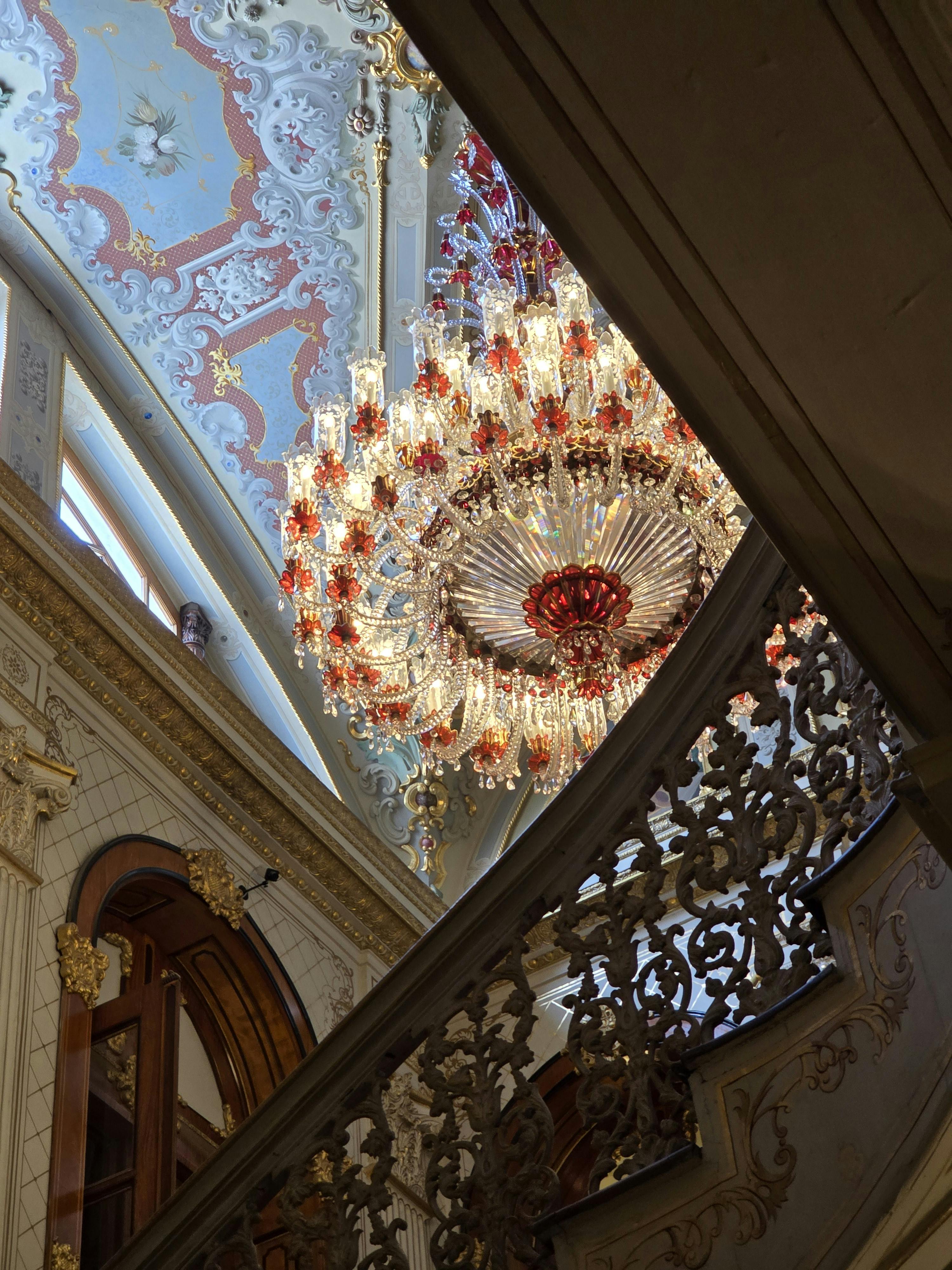 Une pièce avec un lustre | Source : Pexels