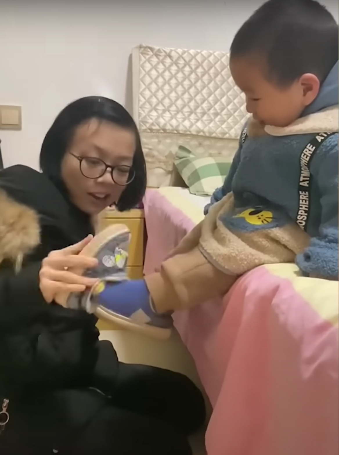 Wang fait de son mieux pour s'occuper de son fils. | Source : Youtube.com/South China Morning Post