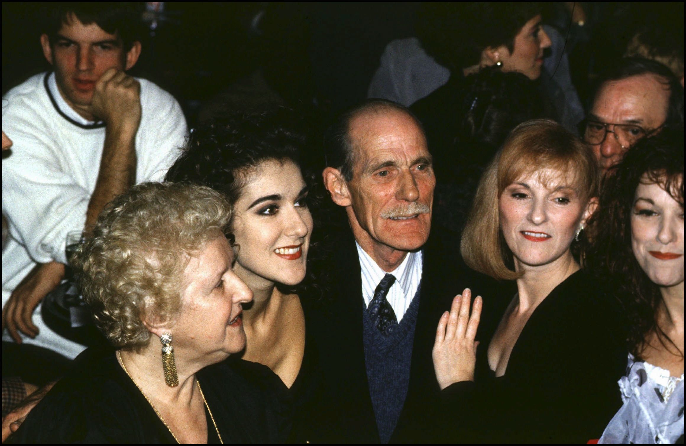 Céline, Adhémar et Thérèse Dion avec quelques-unes de ses sœurs à Montréal, au Canada, le 4 novembre 1993. | Source : Getty Images