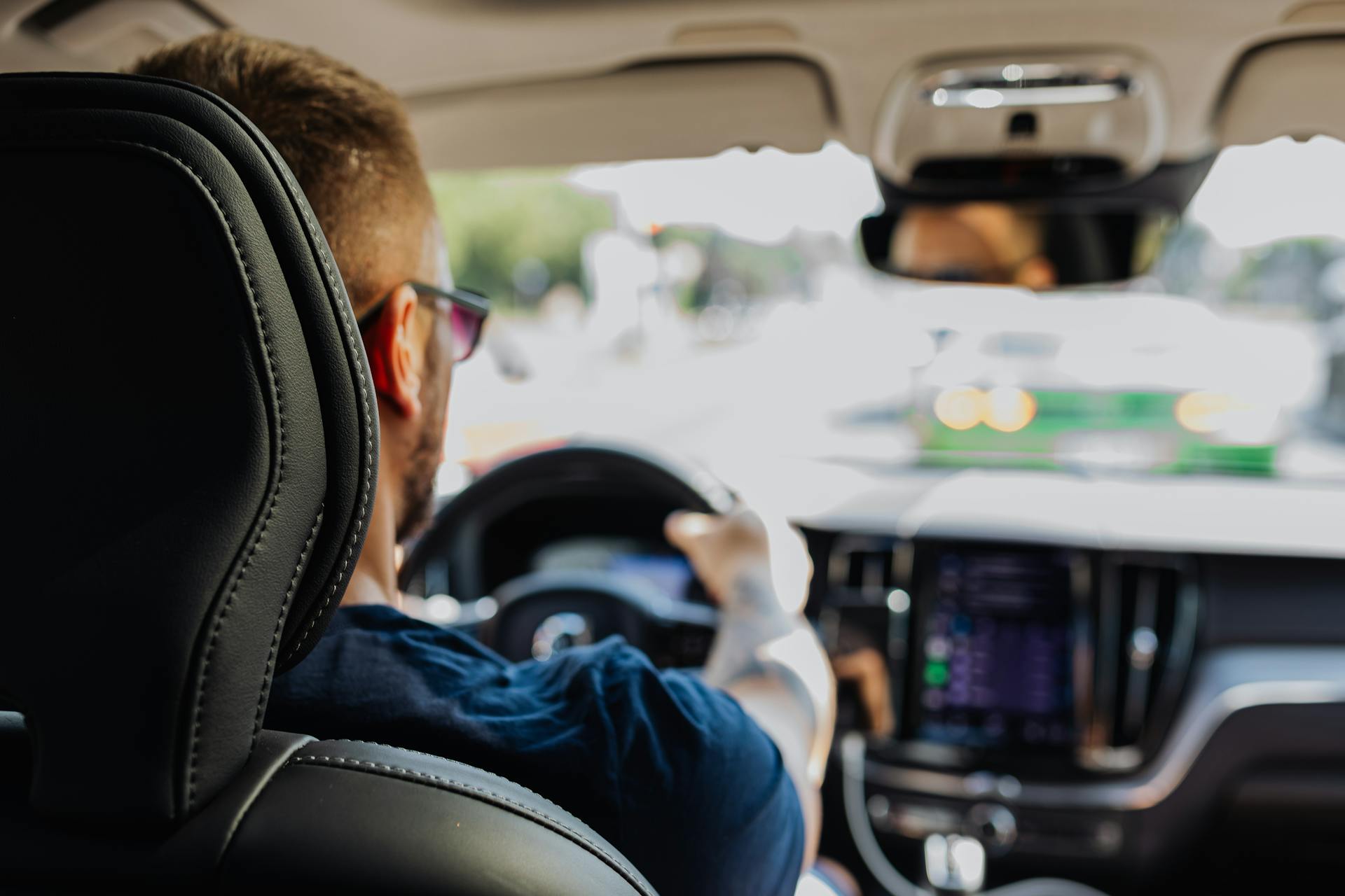 Un homme au volant d'une voiture | Source : Pexels