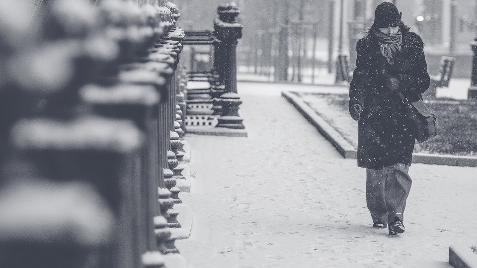 Une femme seule dans un blizzard | Photo : Pixabay
