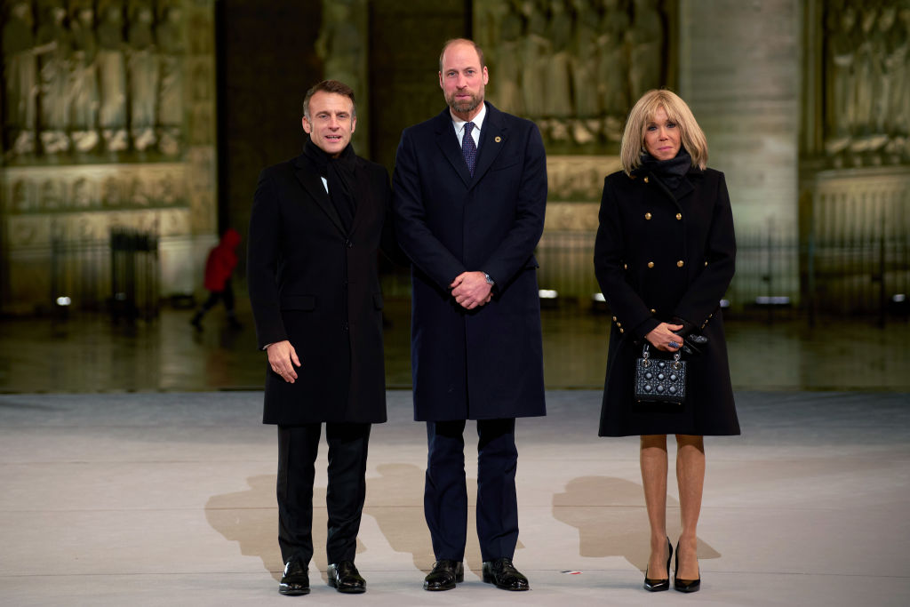 PARIS, FRANCE - 07 DÉCEMBRE : Le président français, Emmanuel Macron, le prince William, prince de Galles et Brigitte Macron assistent à la cérémonie de réouverture de la cathédrale Notre-Dame de Paris le 7 décembre 2024 à Paris, France.  (Photo by Regine Mahaux/WireImage)