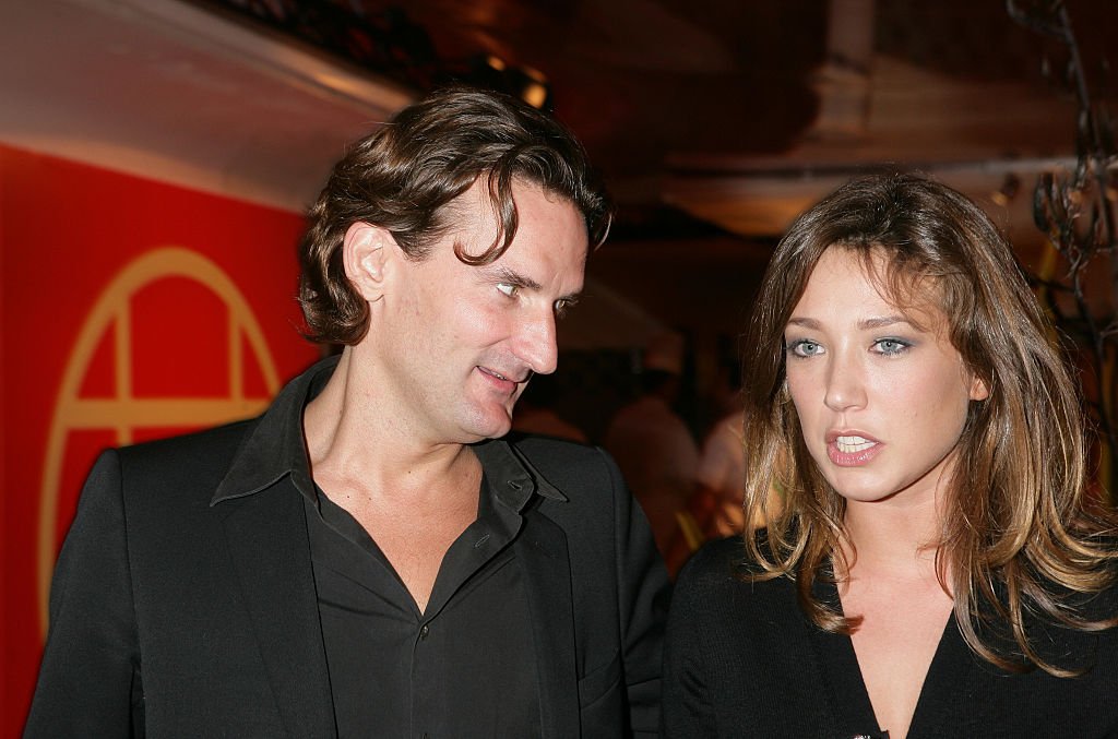 Frédéric Beigbeder avec sa petite amie Laura Smet lors de la "Cartier Party" du 31e Festival du film américain de Deauville. | Photo : Getty Images
