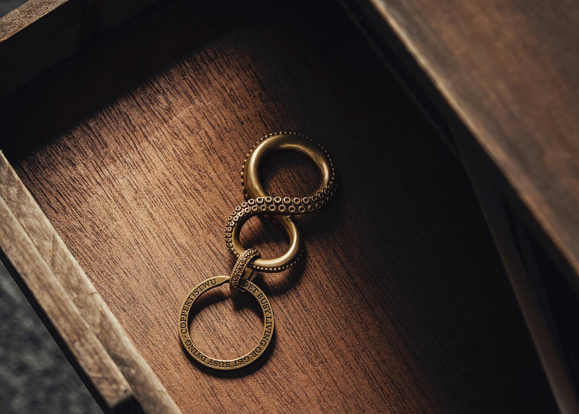 Un tiroir ouvert avec un porte-clés | Source : Pexels