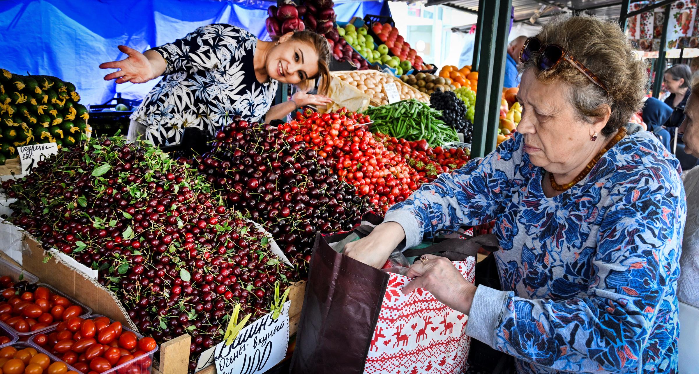 Un vendeur propose des cerises et des légumes sur un marché | Source : Getty Images