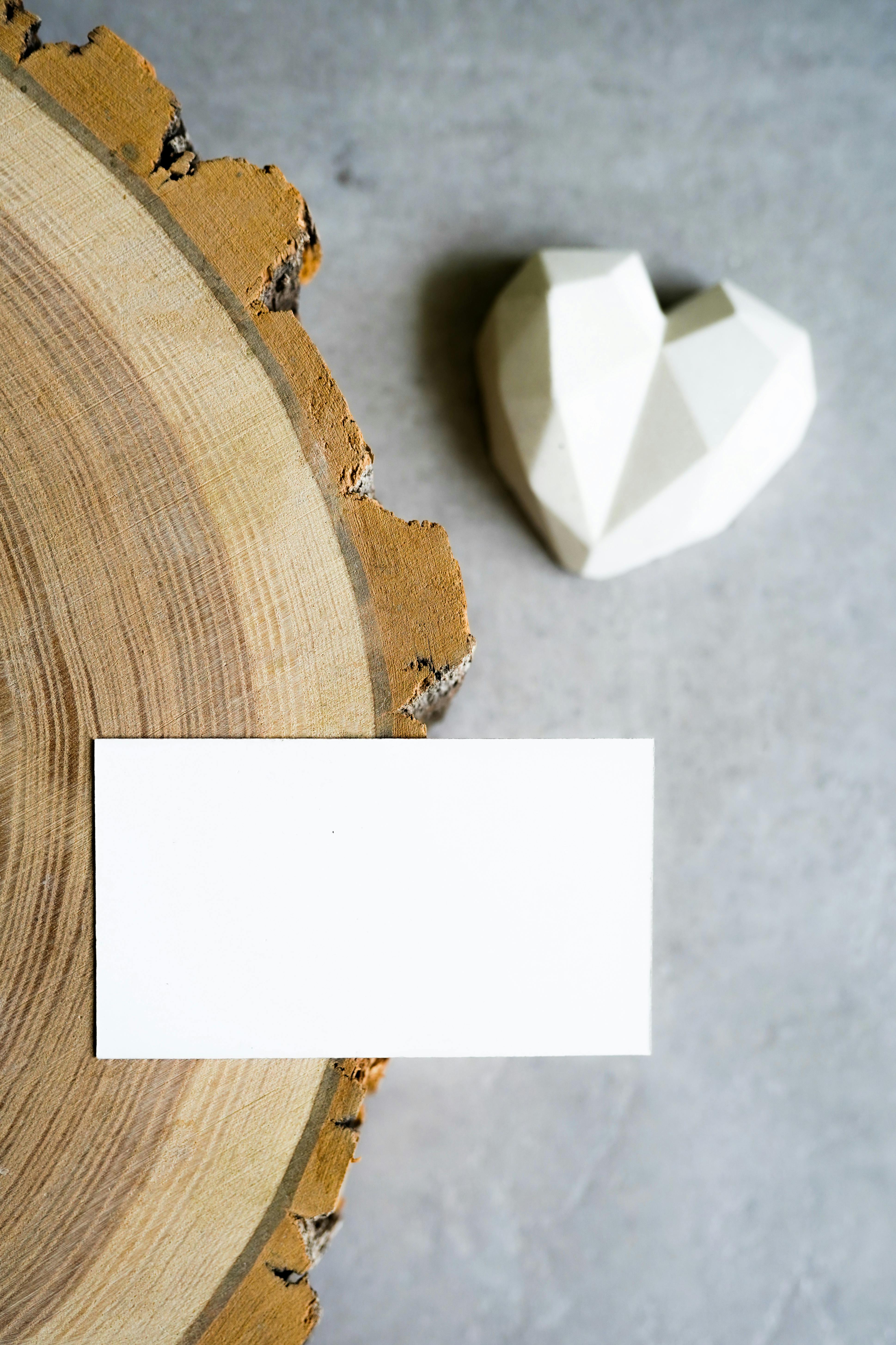 Papier blanc sur une surface en bois | Source : Pexels