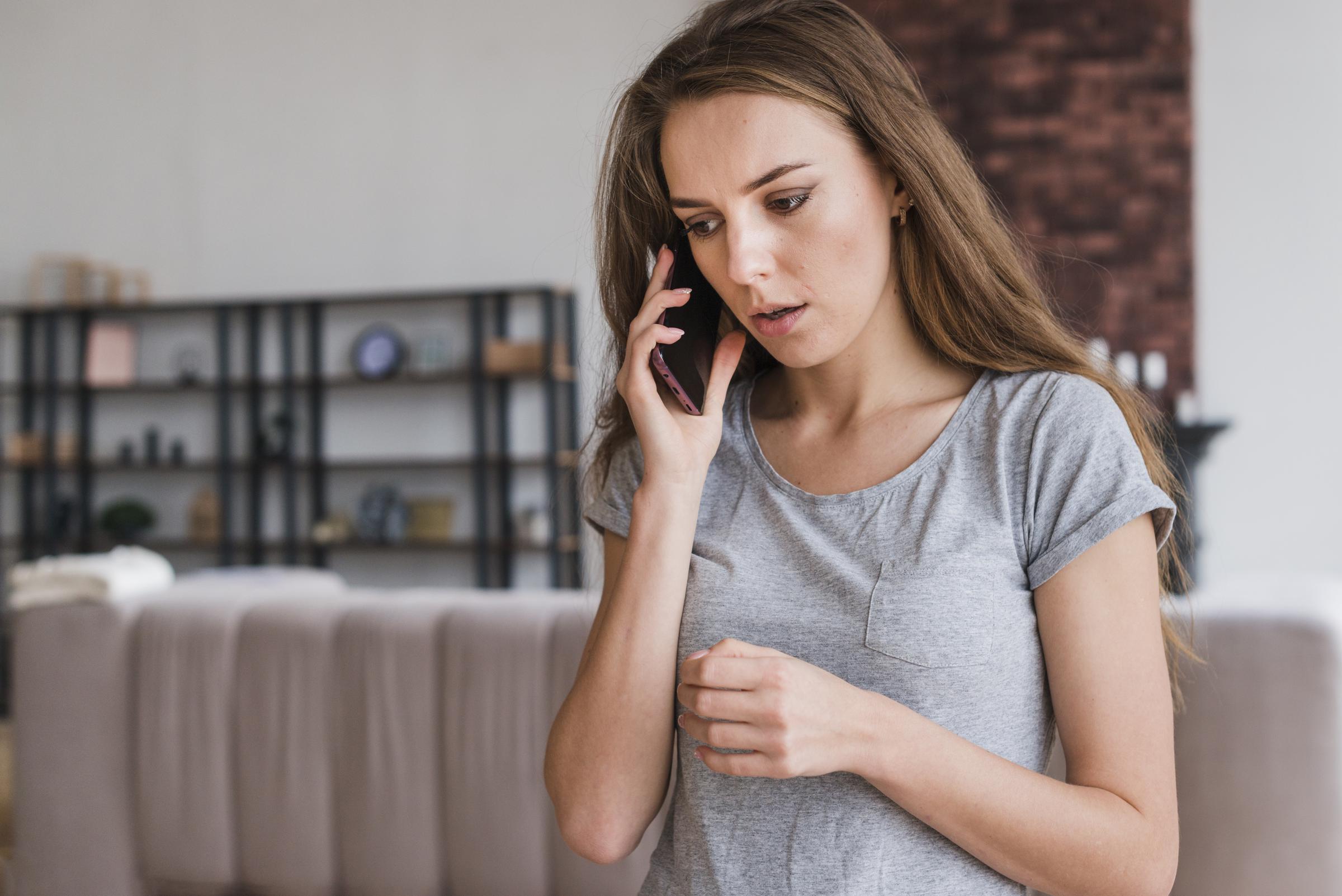 Une femme en train de se disputer au téléphone | Source : Freepik