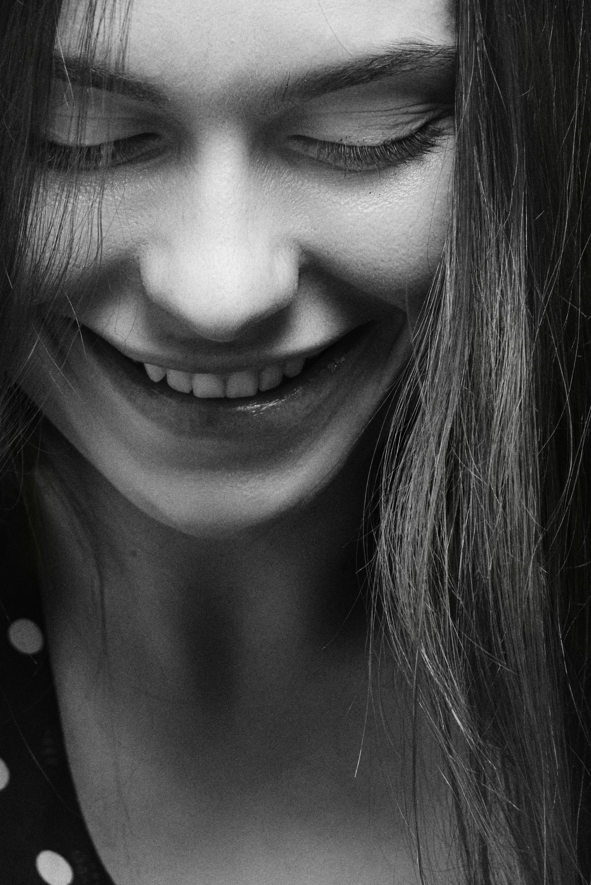 Une femme timide qui sourit | Source : Unsplash