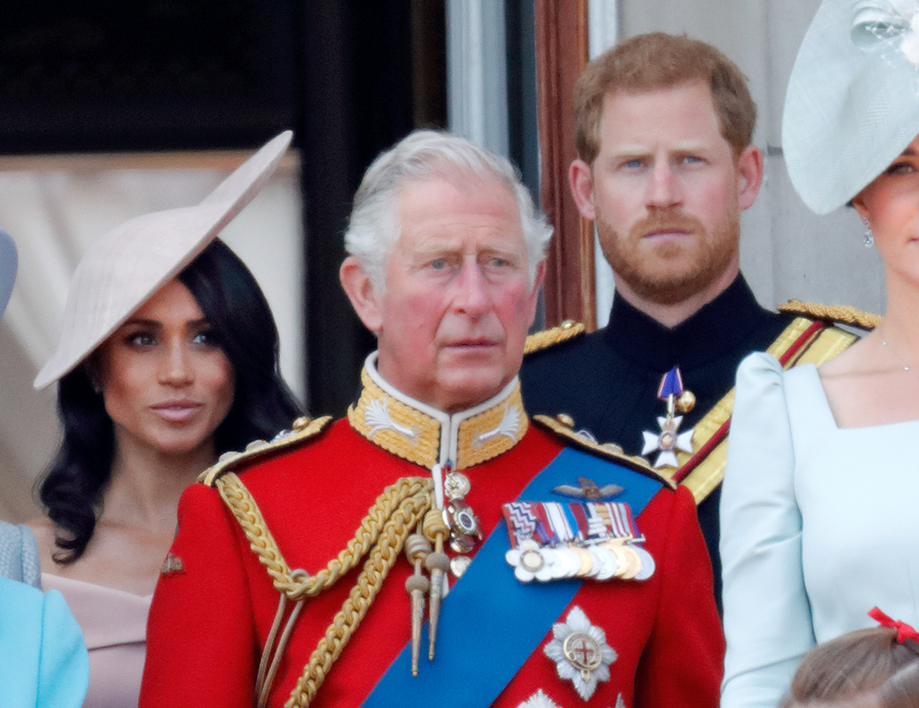 Meghan, duchesse de Sussex, le roi Charles III et le prince Harry, duc de Sussex, sur le balcon du palais de Buckingham lors de la parade Trooping The Colour 2018, le 9 juin à Londres, en Angleterre. | Source : Getty Images