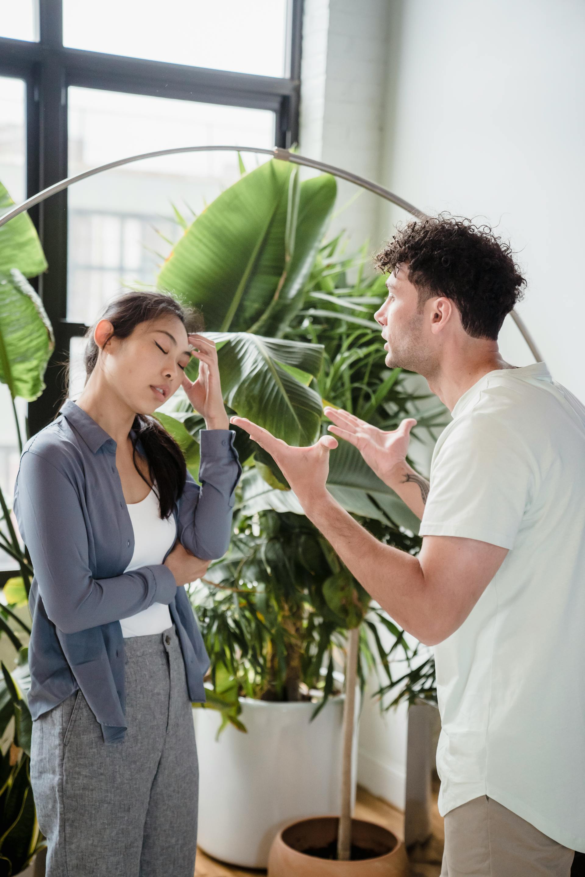 Un couple ayant une conversation tendue | Source : Pexels