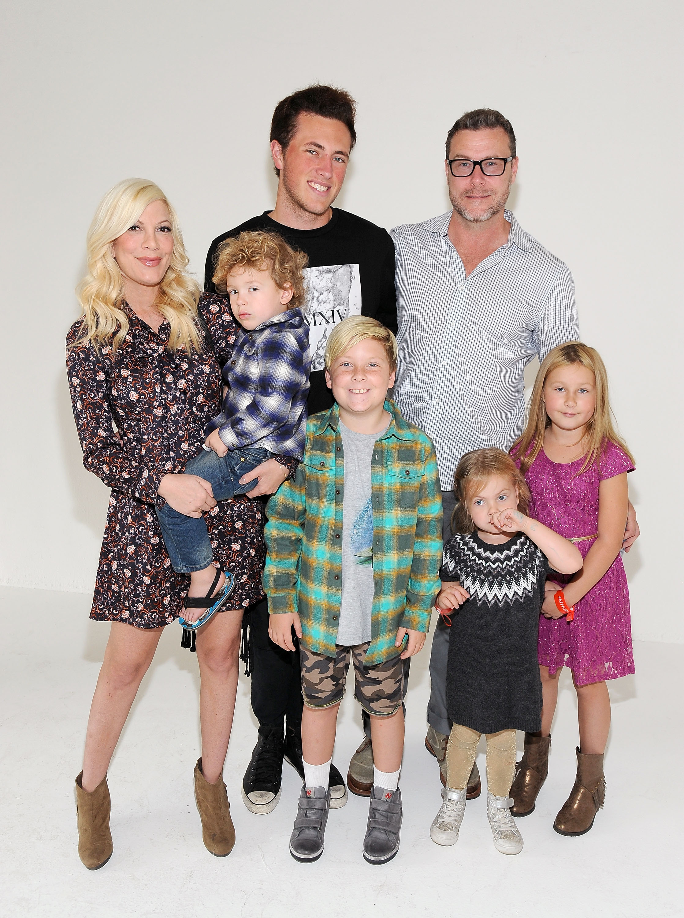 Tori Spelling et Dean McDermott avec leurs enfants lors du 26e festival familial annuel A Time For Heroes de la fondation Elizabeth Glaser pour la lutte contre le sida pédiatrique en Californie, le 25 octobre 2015. | Source : Getty Images