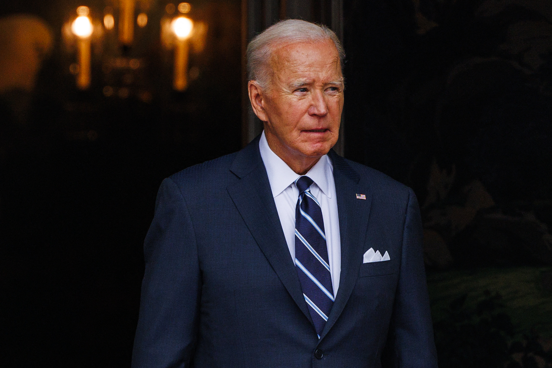 L'ancien président Joe Biden attend l'arrivée du président des Émirats arabes unis, le cheikh Mohamed bin Zayed Al Nahyan, à la Maison Blanche, le 23 septembre 2024 | Source : Getty Images