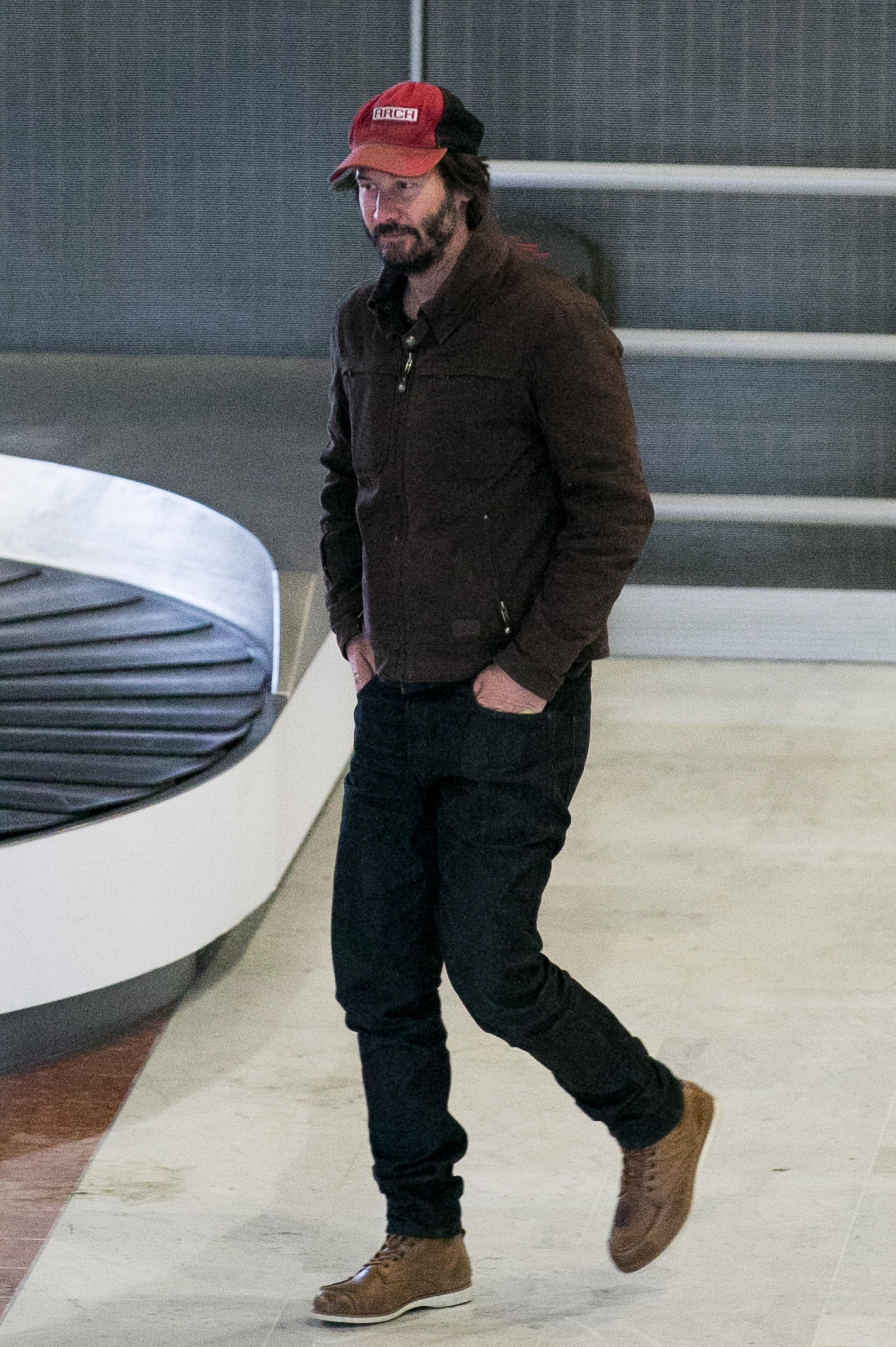 L'acteur Keanu Reeves arrive à l'aéroport Charles-de-Gaulle le 16 juin 2016 à Paris, France. | Source : Getty Images