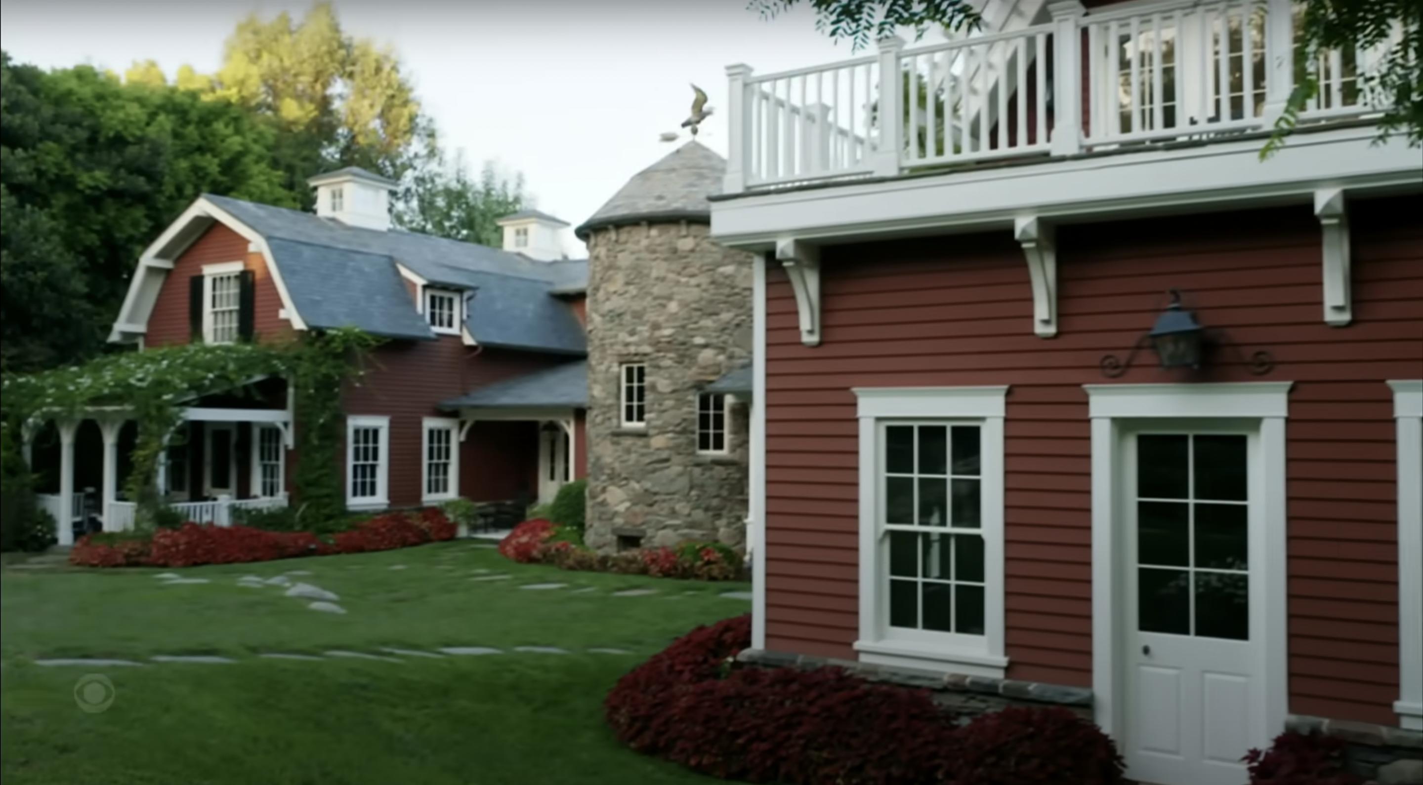 Une vue de la maison de Barbra Streisand et James Brolin, postée le 14 novembre 2023 | Source : YouTube/The Late Show with Stephen Colbert