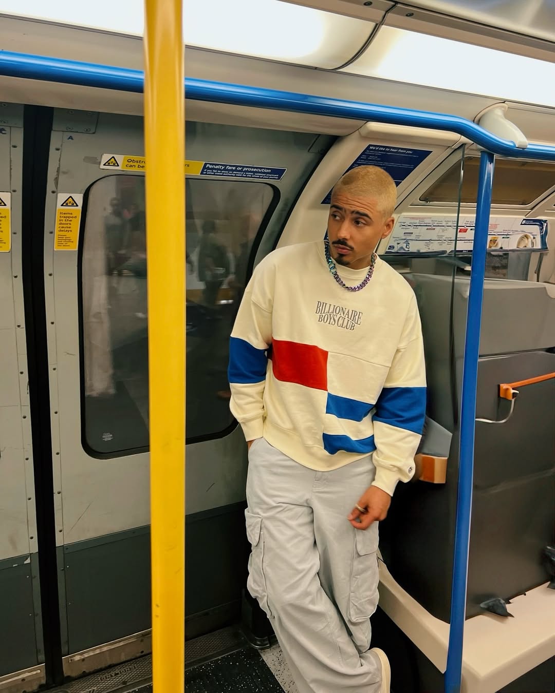 Quincy Brown photographié dans une rame de métro, datant de février 2025 | Source : Instagram/quincy