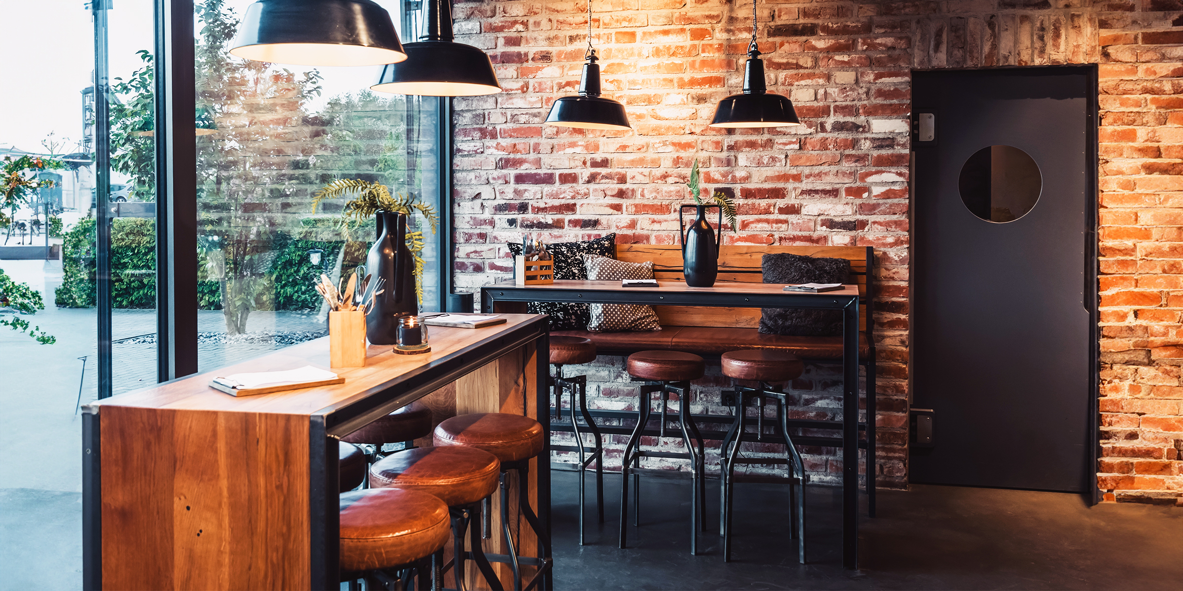 L'intérieur d'un café | Source : Shutterstock