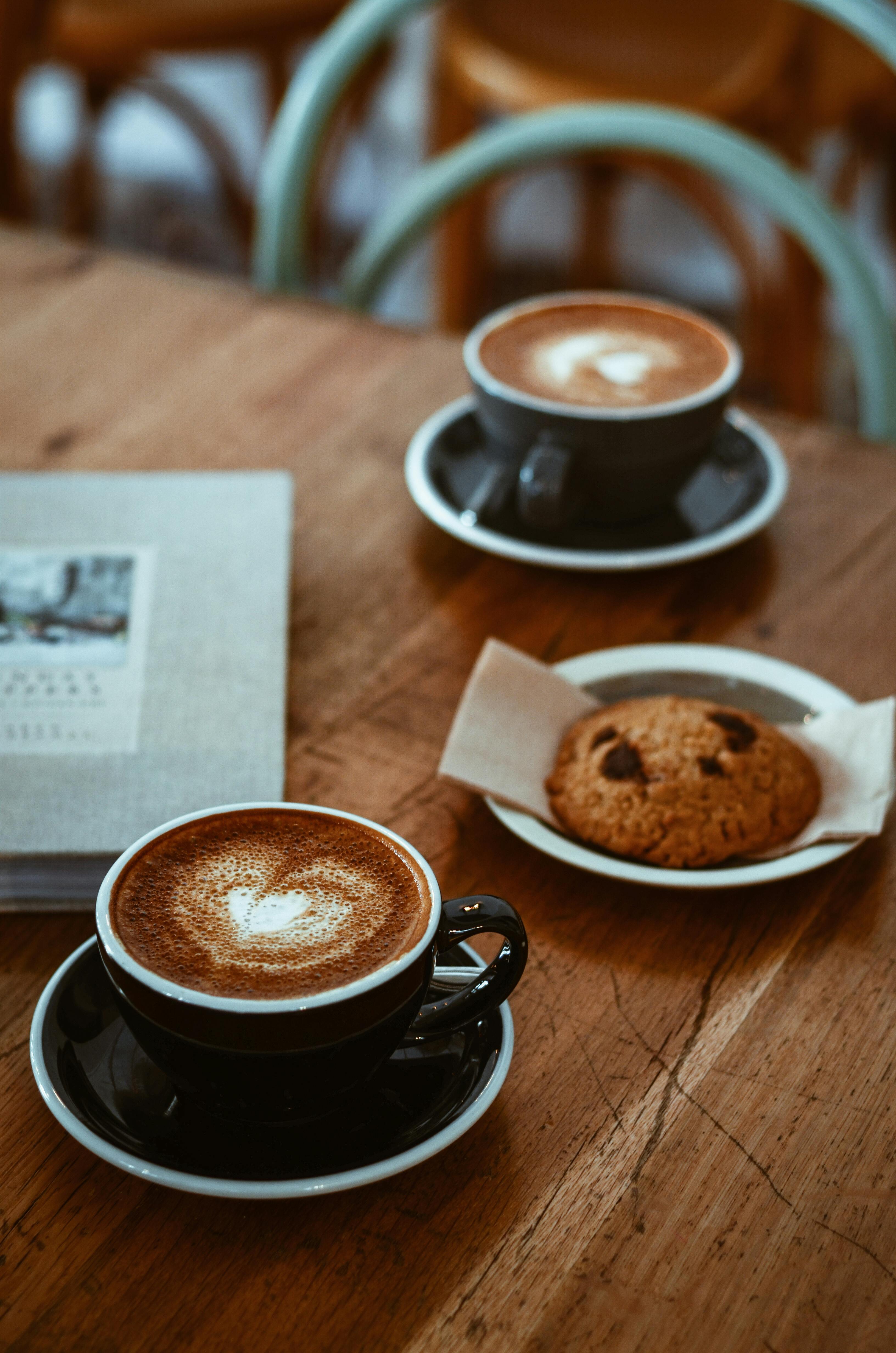 Deux tasses de café et un biscuit | Source : Pexels