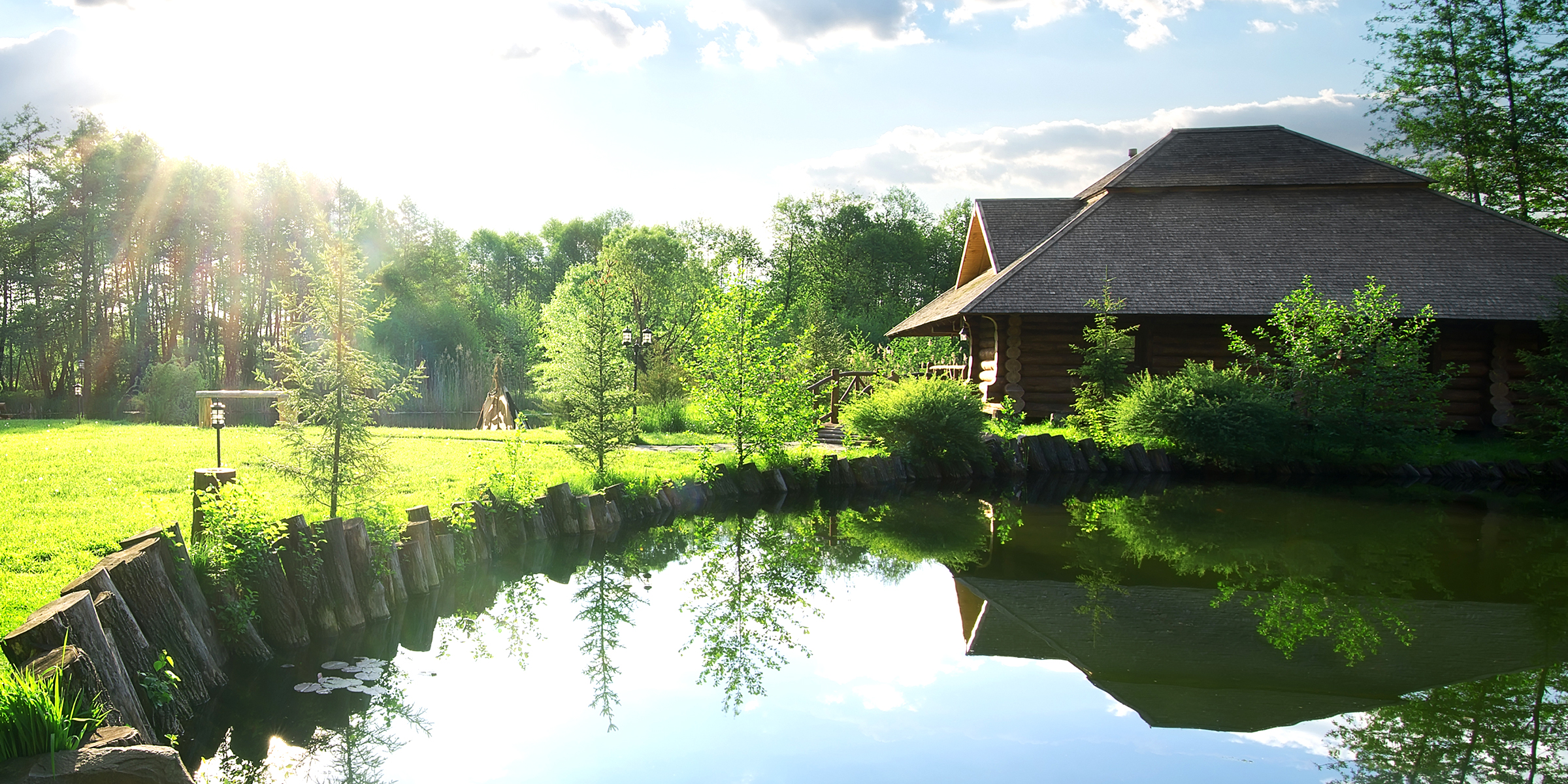 Une maison avec un étang | Source : Shutterstock