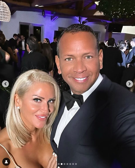 Jaclyn Cordeiro et Alex Rodriguez posant pour une photo, postée le 14 février 2024 | Source : Instagram/arod et jac_lynfit