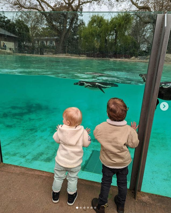 Sienna Elizabeth Mapelli Mozzi et son cousin August Philip Hawke Brooksbank regardent l'aquarium du zoo de Londres. | Source : Instagram/princesseugenie