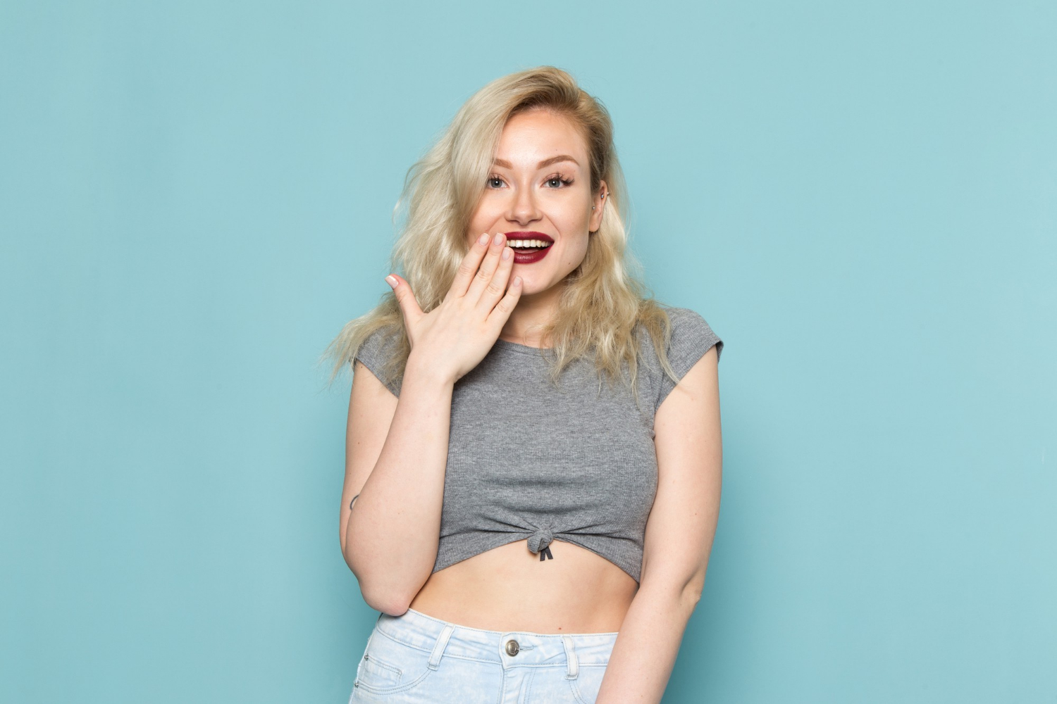 Une jeune femme qui rit | Source : Freepik
