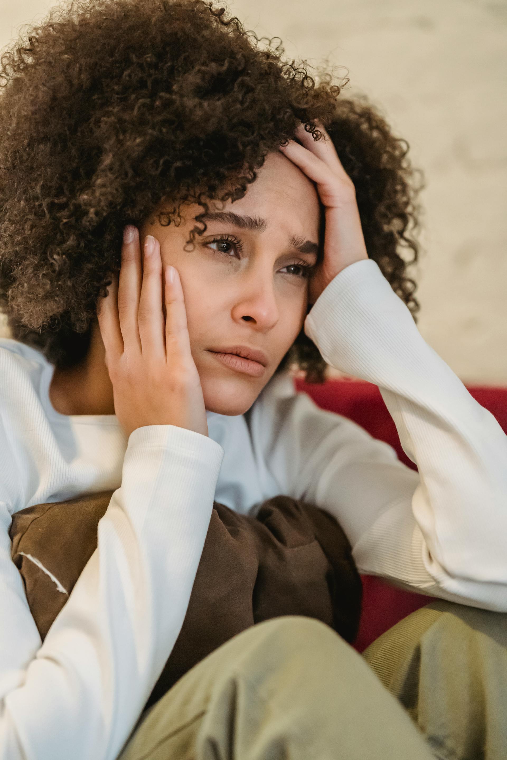 Une femme tendue, la tête dans les mains | Source : Pexels