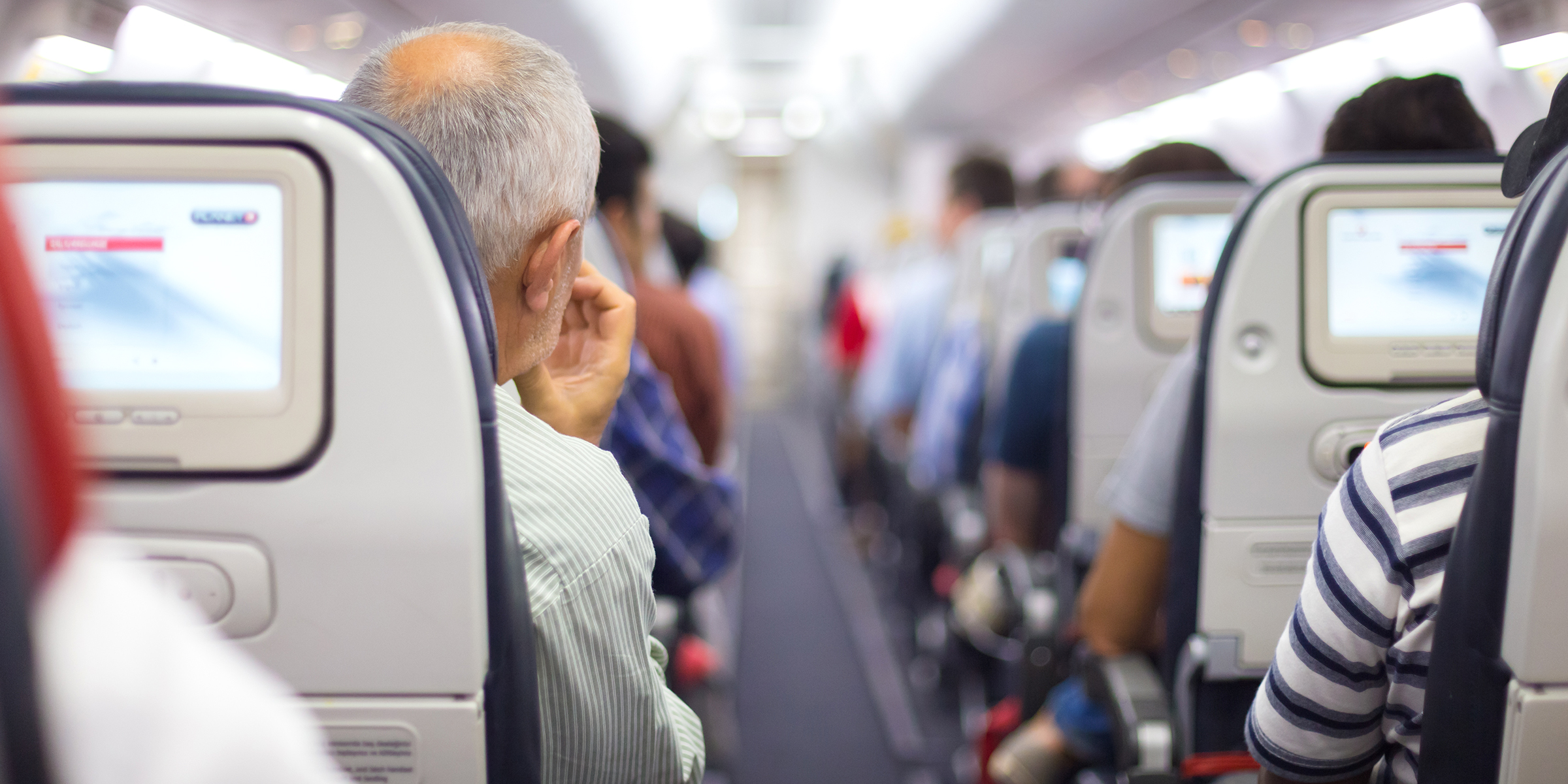 Passagers dans un avion | Source : Shutterstock