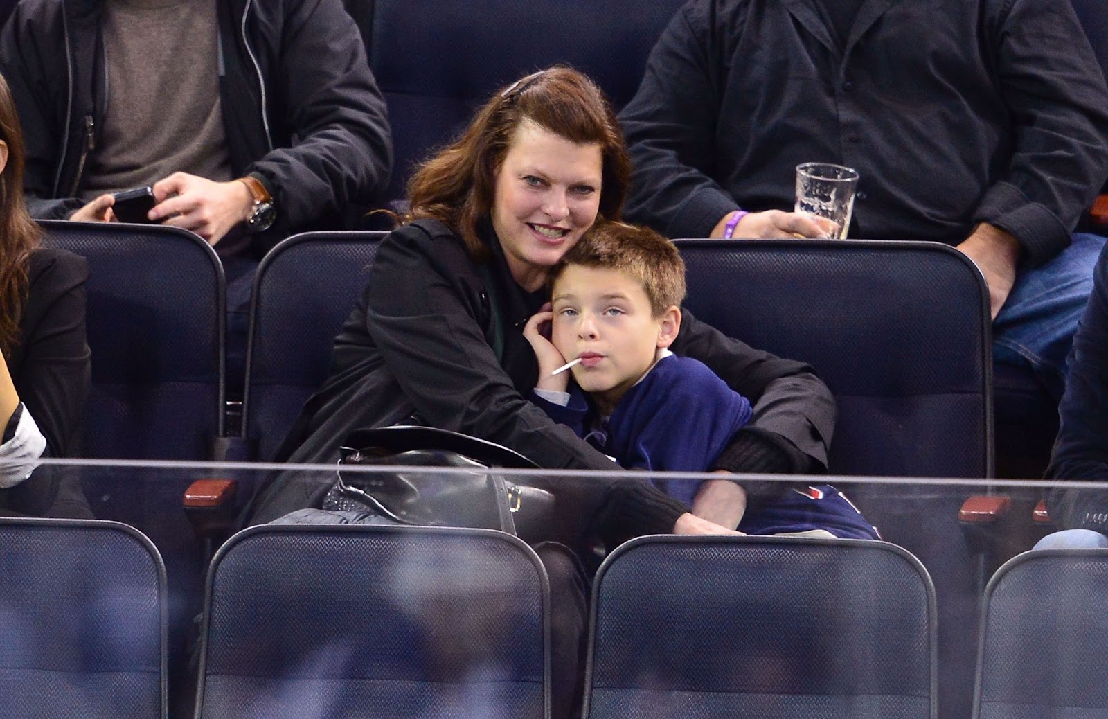 Linda Evangelista a partagé un doux moment avec son fils Augustin lors du match opposant les New York Rangers aux Winnipeg Jets le 1er novembre 2014. Bien qu'elle soit connue pour sa présence sur les podiums, Evangelista chérissait ces sorties discrètes avec son fils, embrassant son rôle de mère aimante. | Source : Getty Images