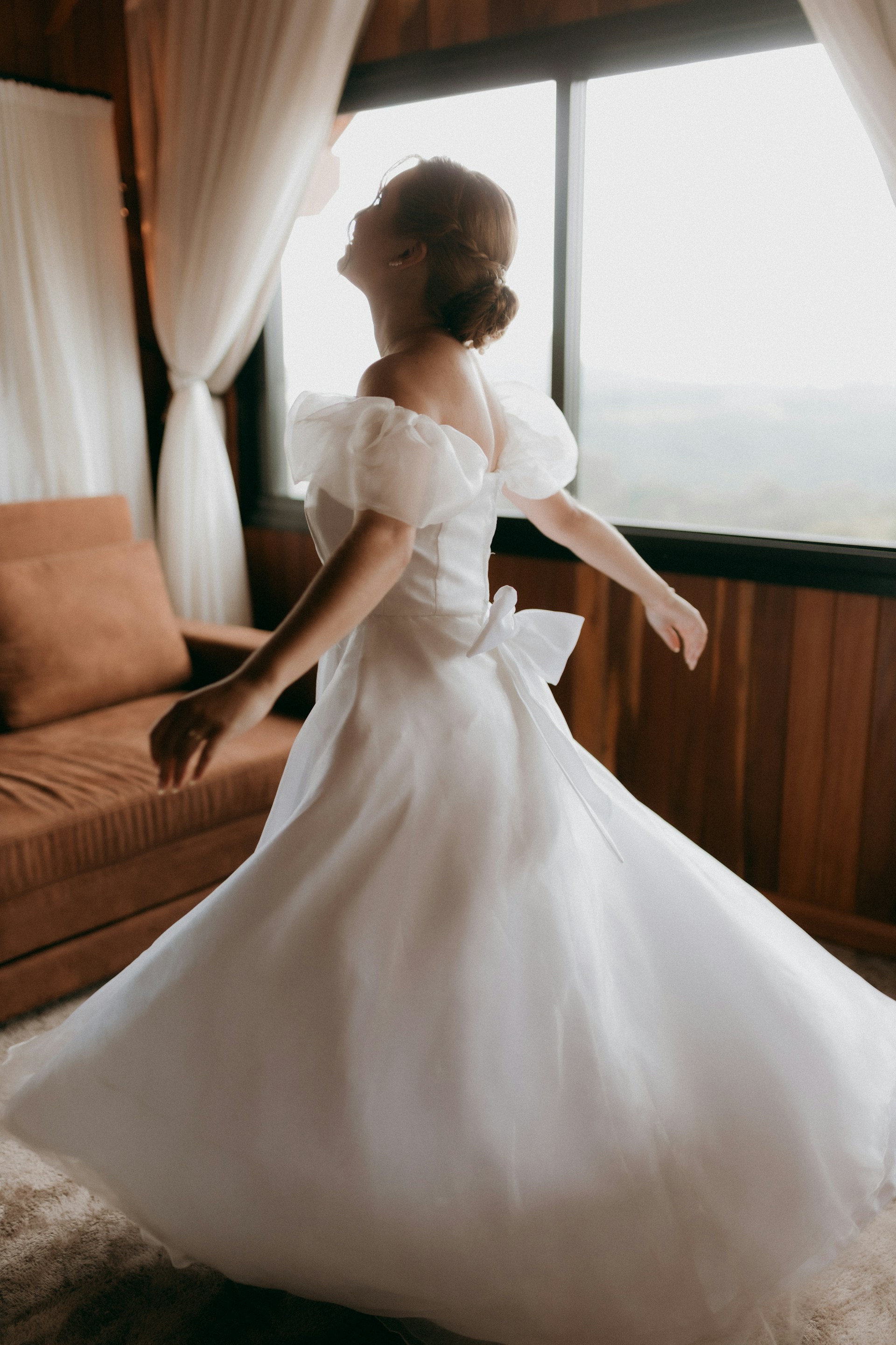 Une femme ravie portant une robe de mariée blanche | Source : Unsplash