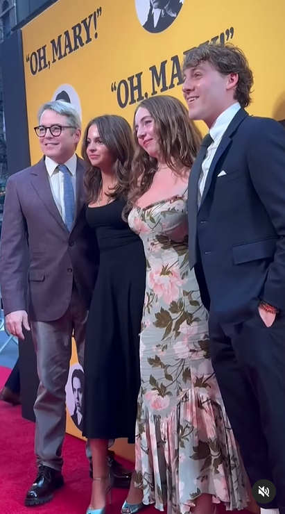 Matthew, Marion, Tabitha et James Broderick posent lors de la soirée d'ouverture de "Oh, Mary" à Broadway au Lyceum Theatre à New York, le 11 juillet 2024. | Source : Instagram/pagesix/