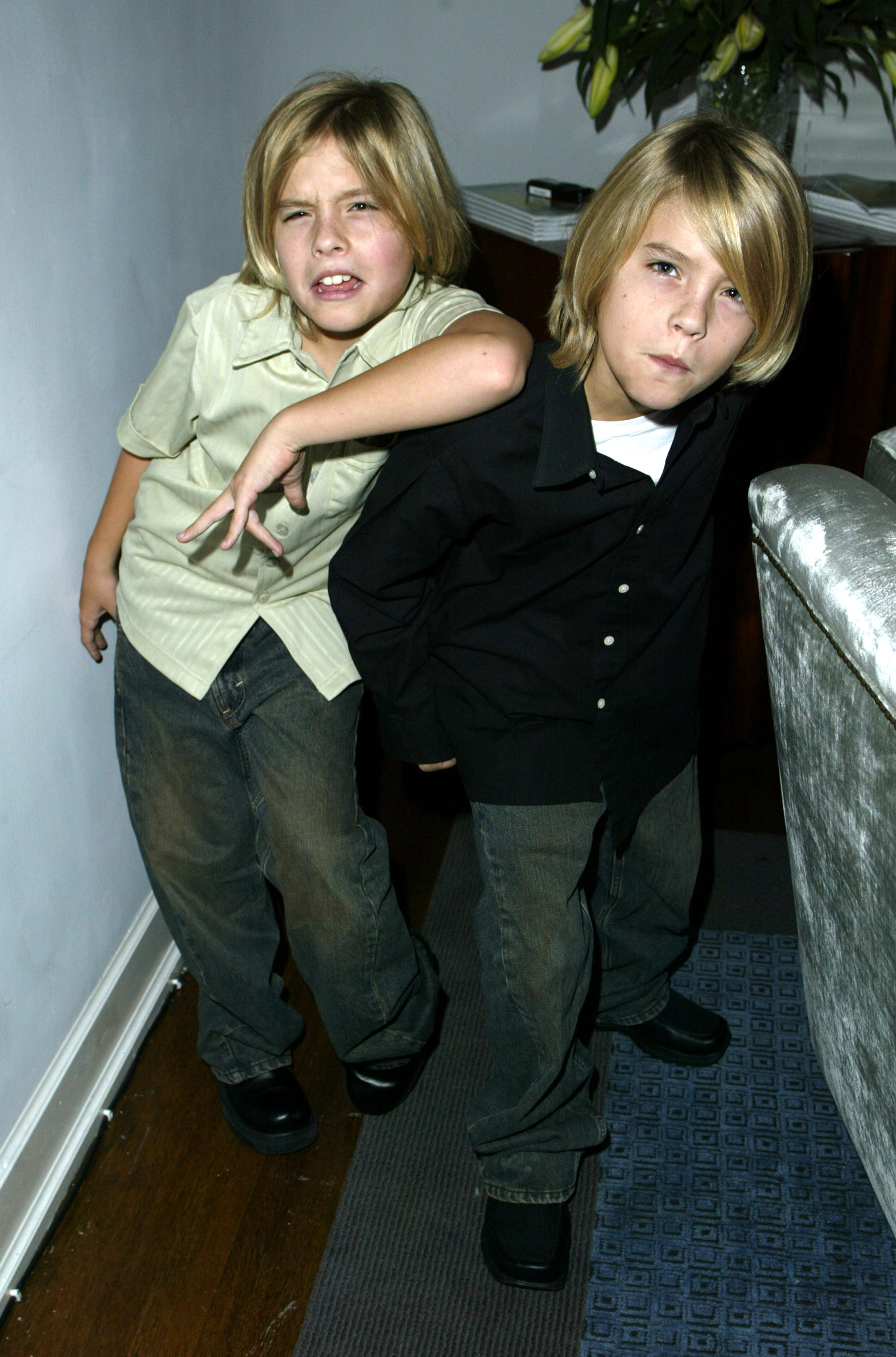 Dylan et Cole Sprouse à la soirée de clôture de "The Heart is Deceitful Above All Things" (Le cœur est trompeur par-dessus tout) le 10 novembre 2003. | Source : Getty Images