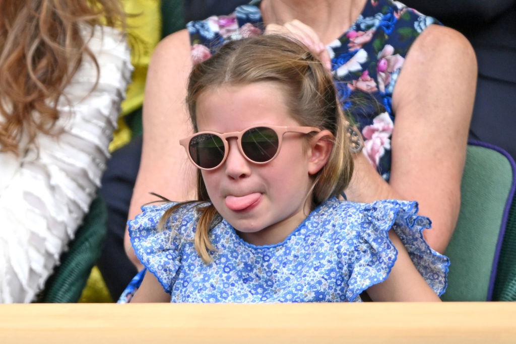 La princesse Charlotte tire la langue lors du match Carlos Alcaraz contre Novak Djokovic en finale masculine de Wimbledon 2023, lors de la quatorzième journée du tournoi de tennis de Wimbledon, au All England Lawn Tennis and Croquet Club, le 16 juillet 2023 à Londres. | Source : Getty Images