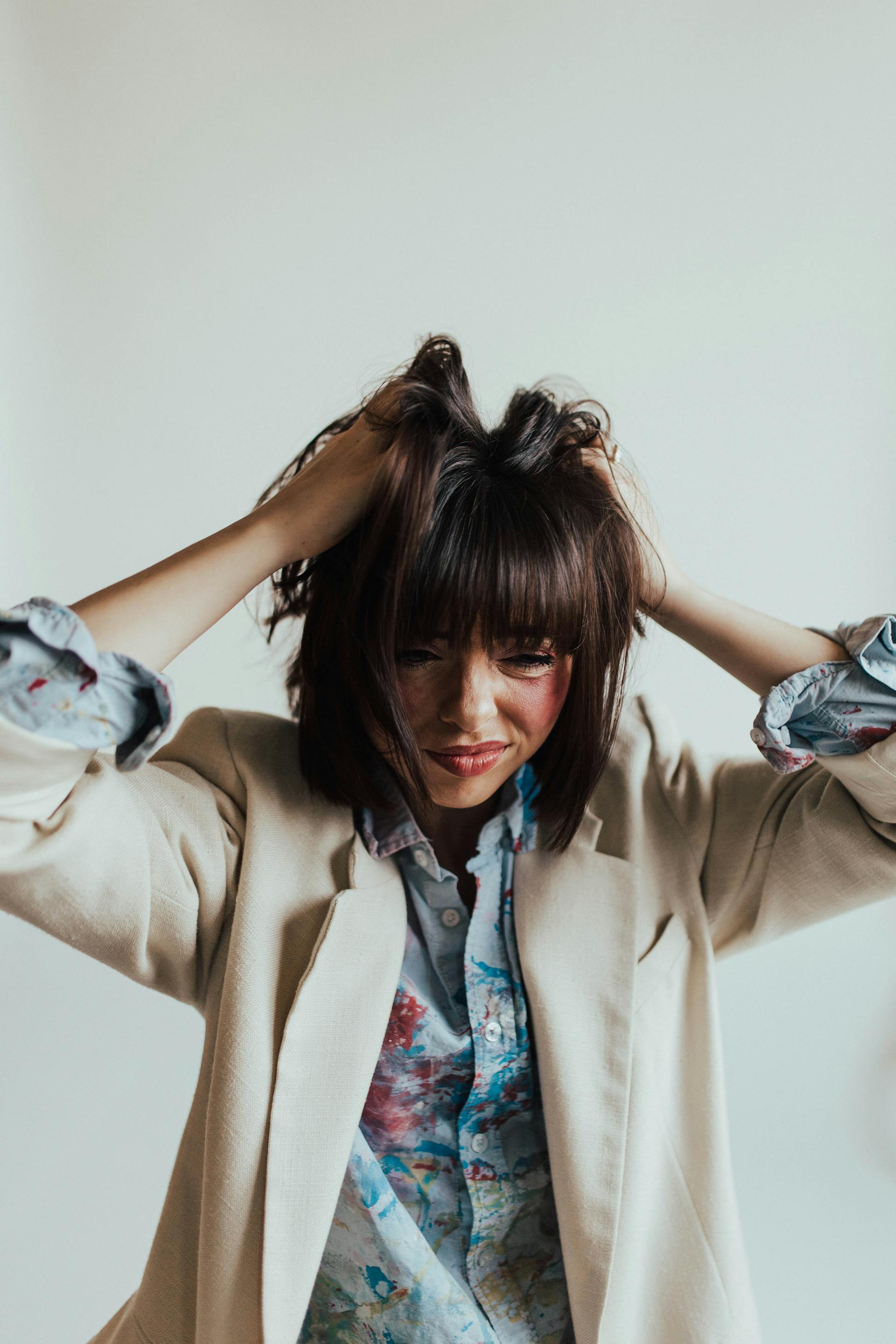 Une femme confuse qui fixe quelque chose | Source : Pexels