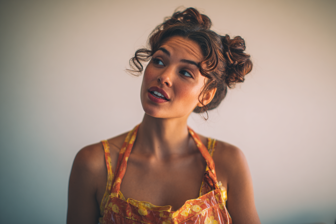 Une femme qui parle à quelqu'un | Source : Midjourney