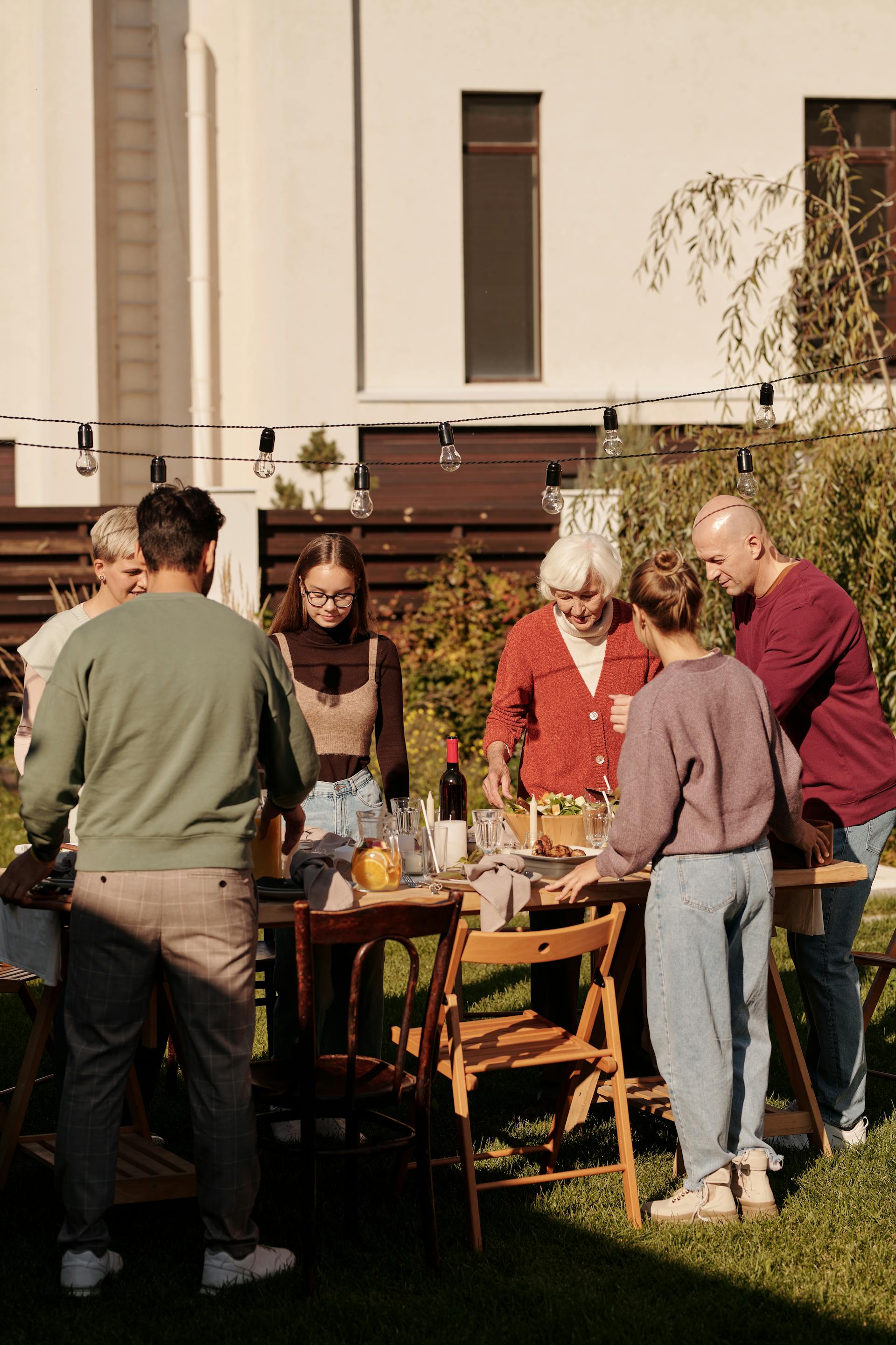 Personnes assistant à un barbecue | Source : Pexels
