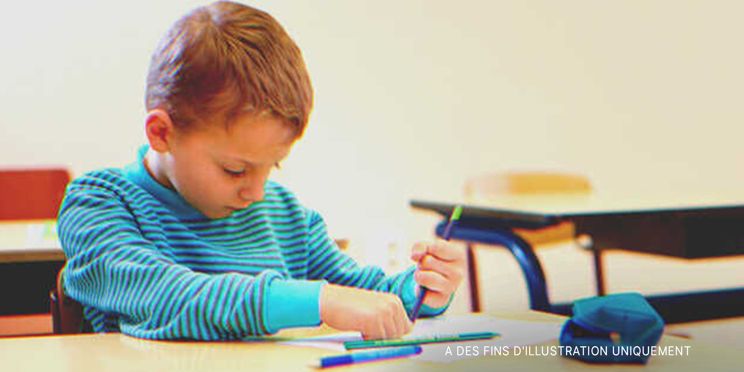 Un petit garçon qui dessine | Source : Shutterstock
