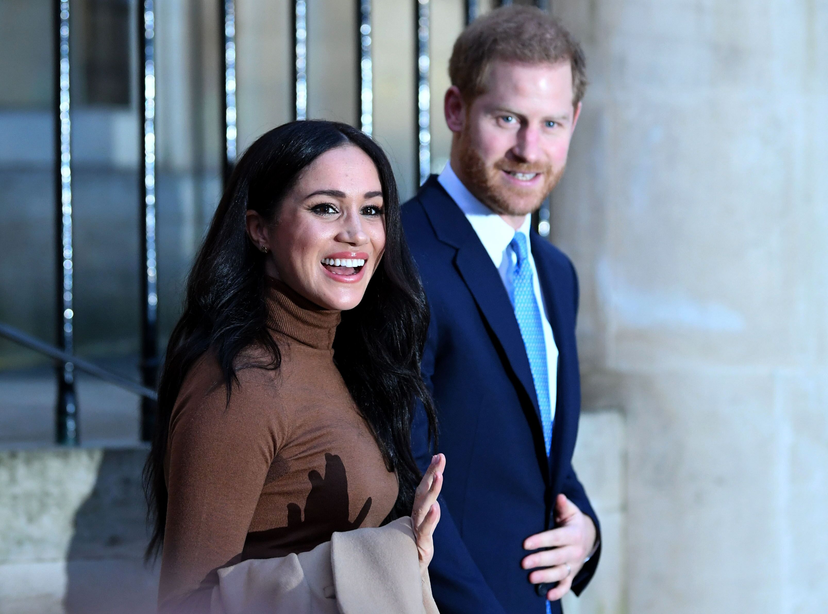 Le prince Harry et Meghan réagissent après leur visite dans leur Maison du Canada. | Photo : Getty Images