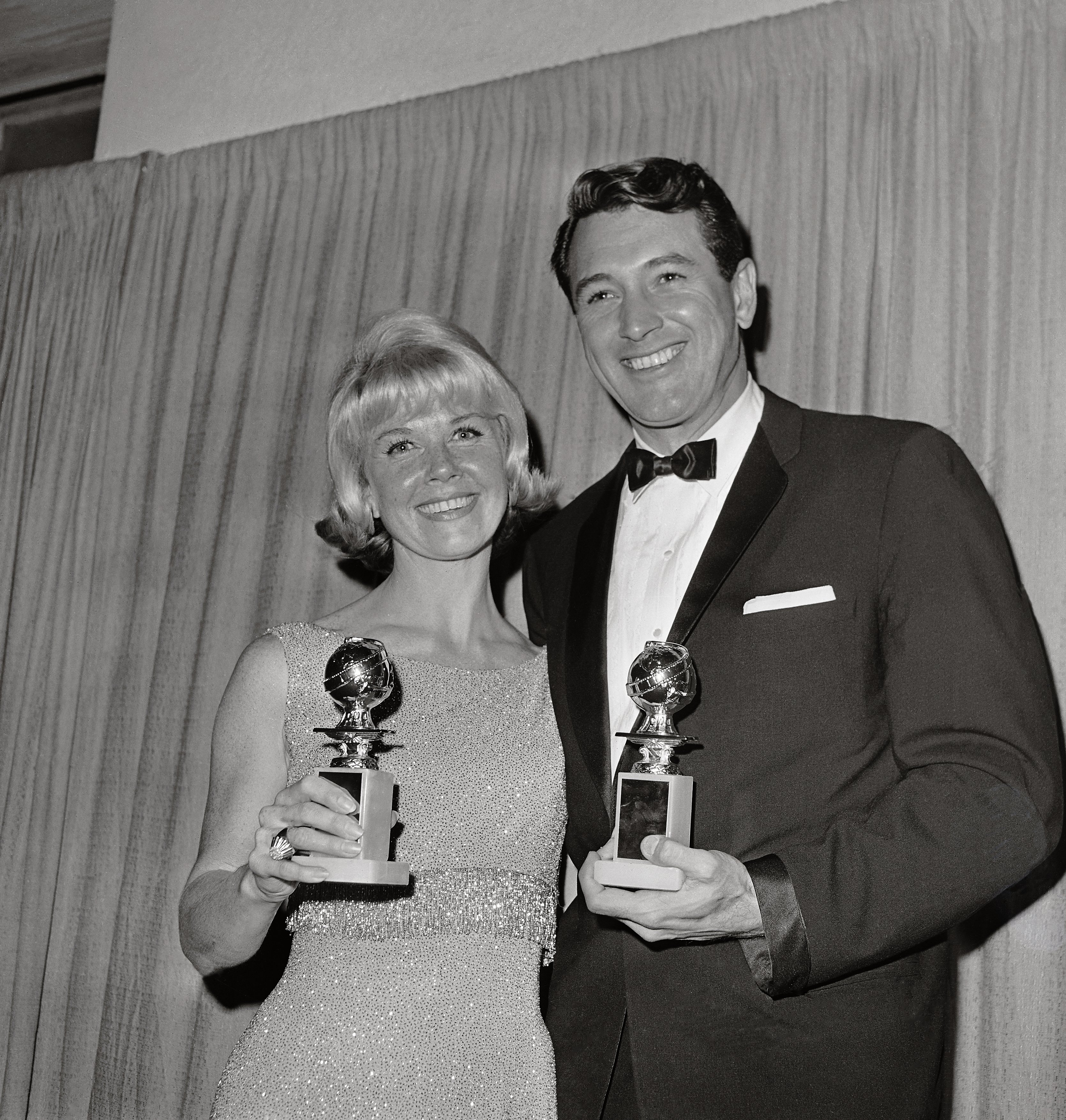 Rock Hudson et Doris Day posent pour une photo après avoir remporté les Golden Globes | Source : Getty Images