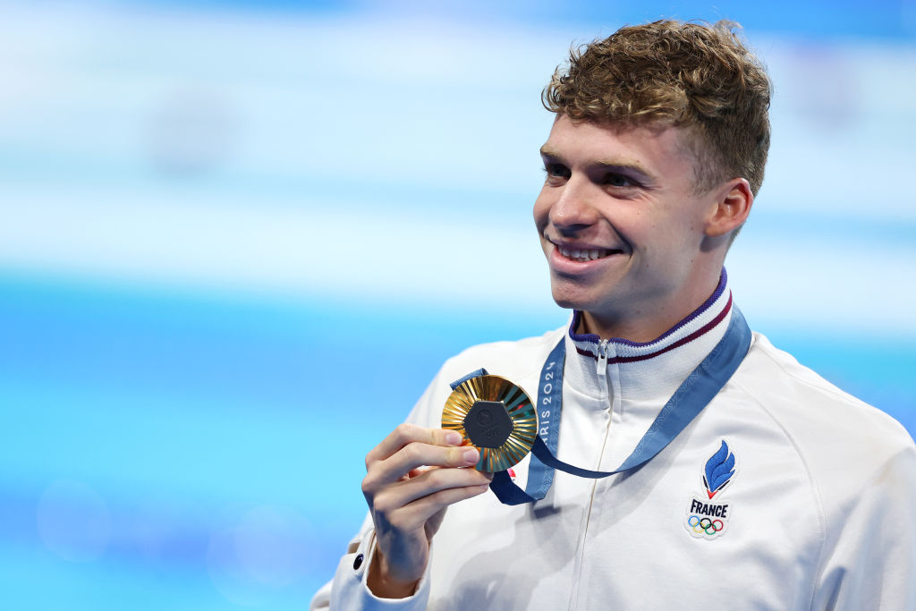 Le médaillé d'or Leon Marchand de l'équipe de France pose après la cérémonie de remise des médailles de natation lors de la septième journée des Jeux Olympiques Paris 2024 à l'Arena Paris La Défense le 2 août 2024. I Source : Getty Images