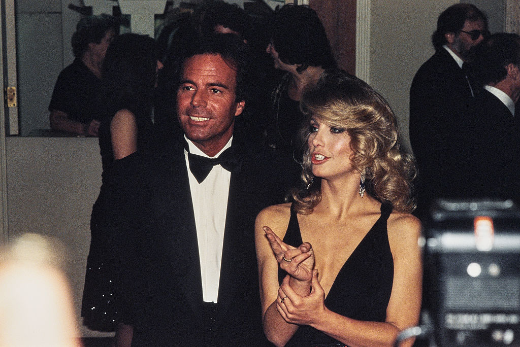 Le chanteur et compositeur espagnol Julio Iglesias, vêtu d'un smoking et d'un nœud papillon, et l'actrice américaine Heather Thomas, vêtue d'une robe noire sans manches, assistent à la 41e cérémonie des Golden Globe Awards au Beverly Hilton Hotel de Beverly Hills, en Californie, le 28 janvier 1984 I Source : Getty Images