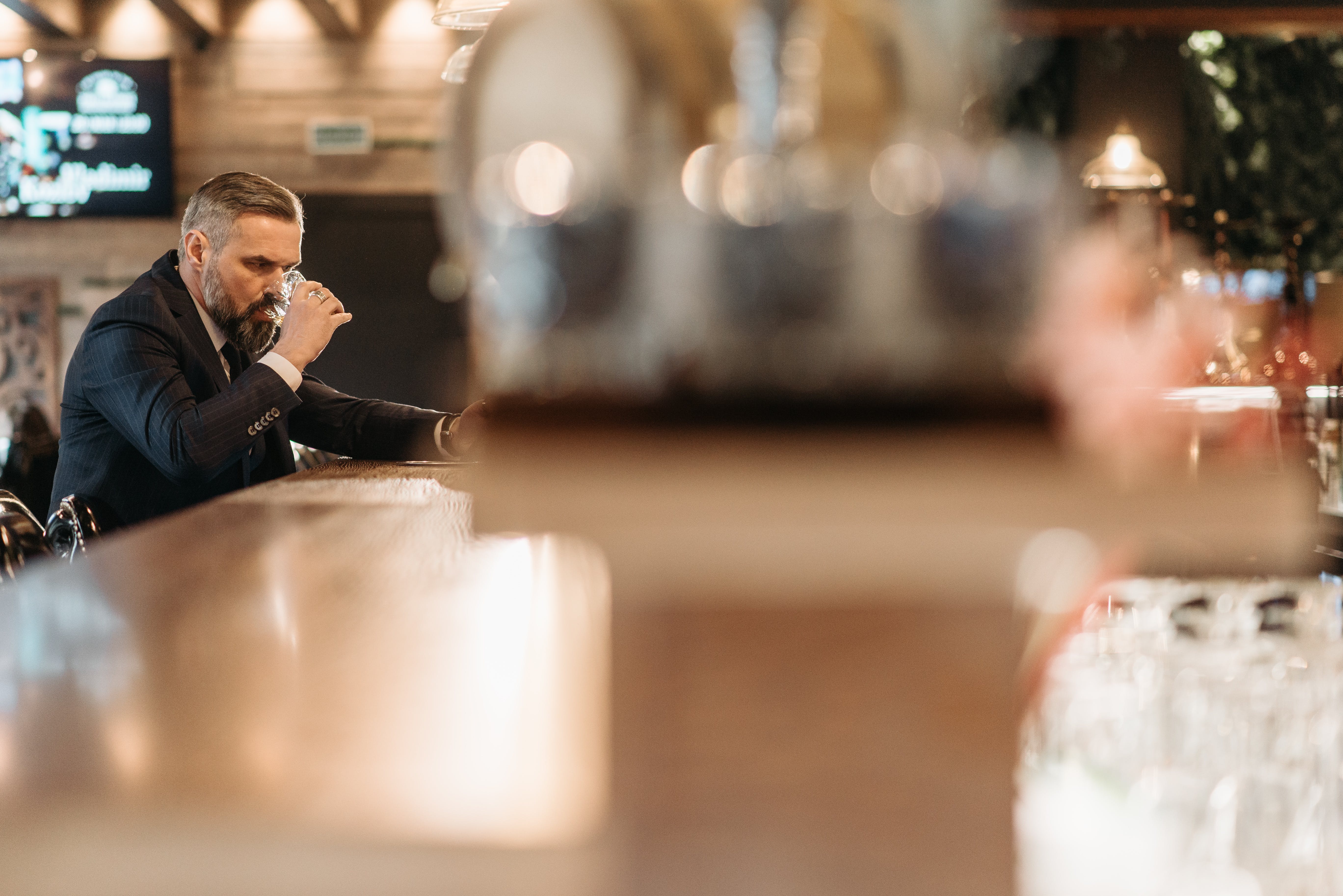 Un homme plus âgé prenant un verre dans un bar | Source : Pexels