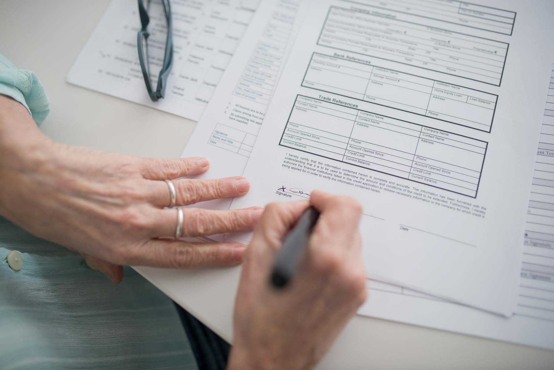 Une femme signant un document | Source : Pexels