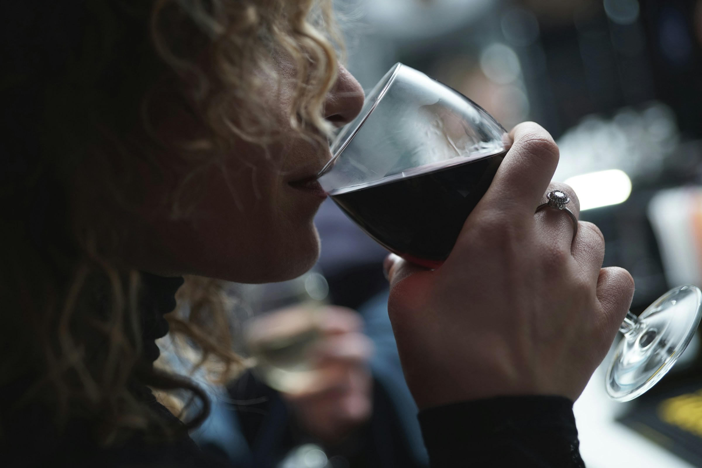 Une femme qui boit du vin | Source : Unsplash