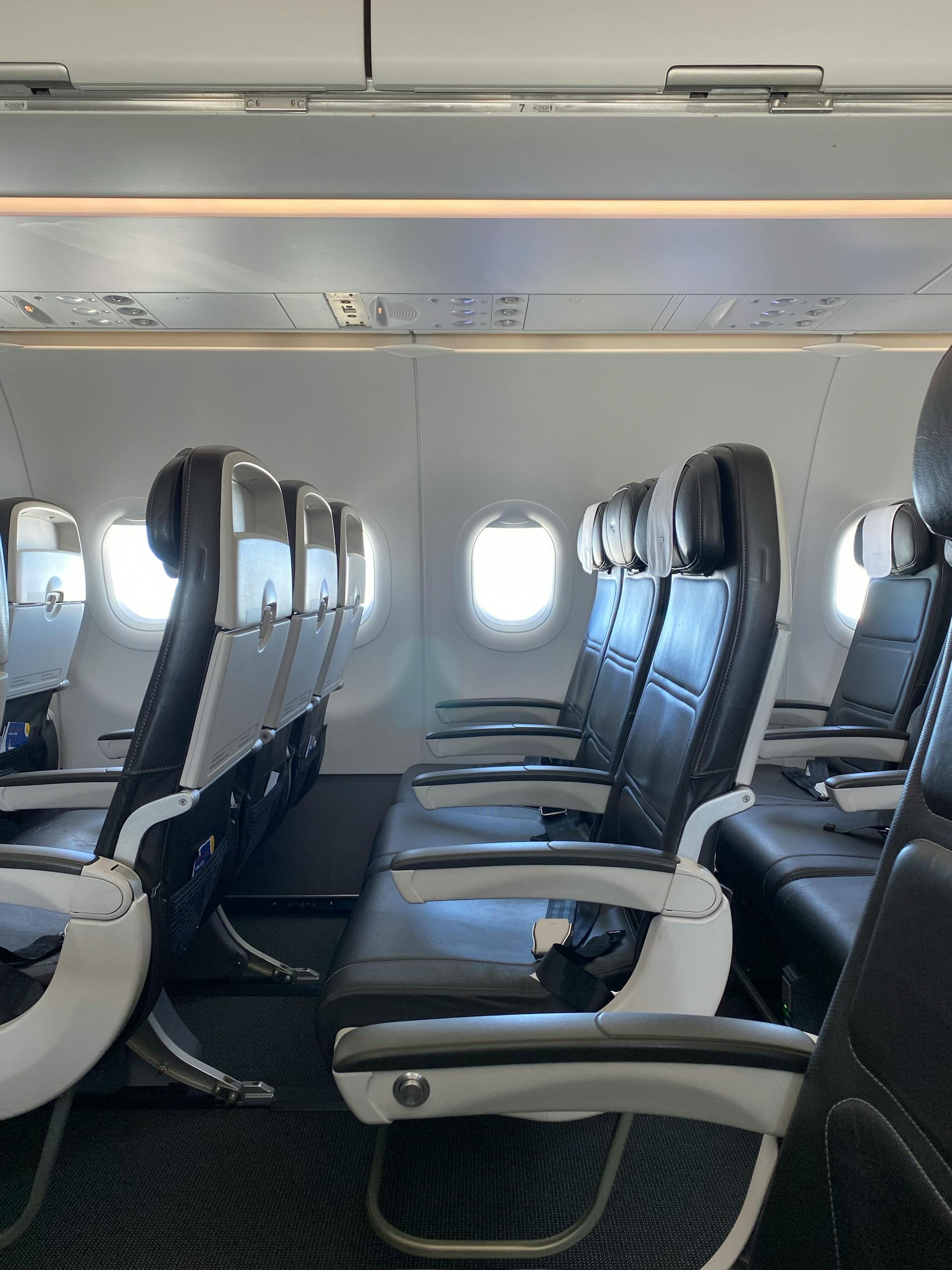 Sièges dans un avion avec accoudoirs | Source : Pexels